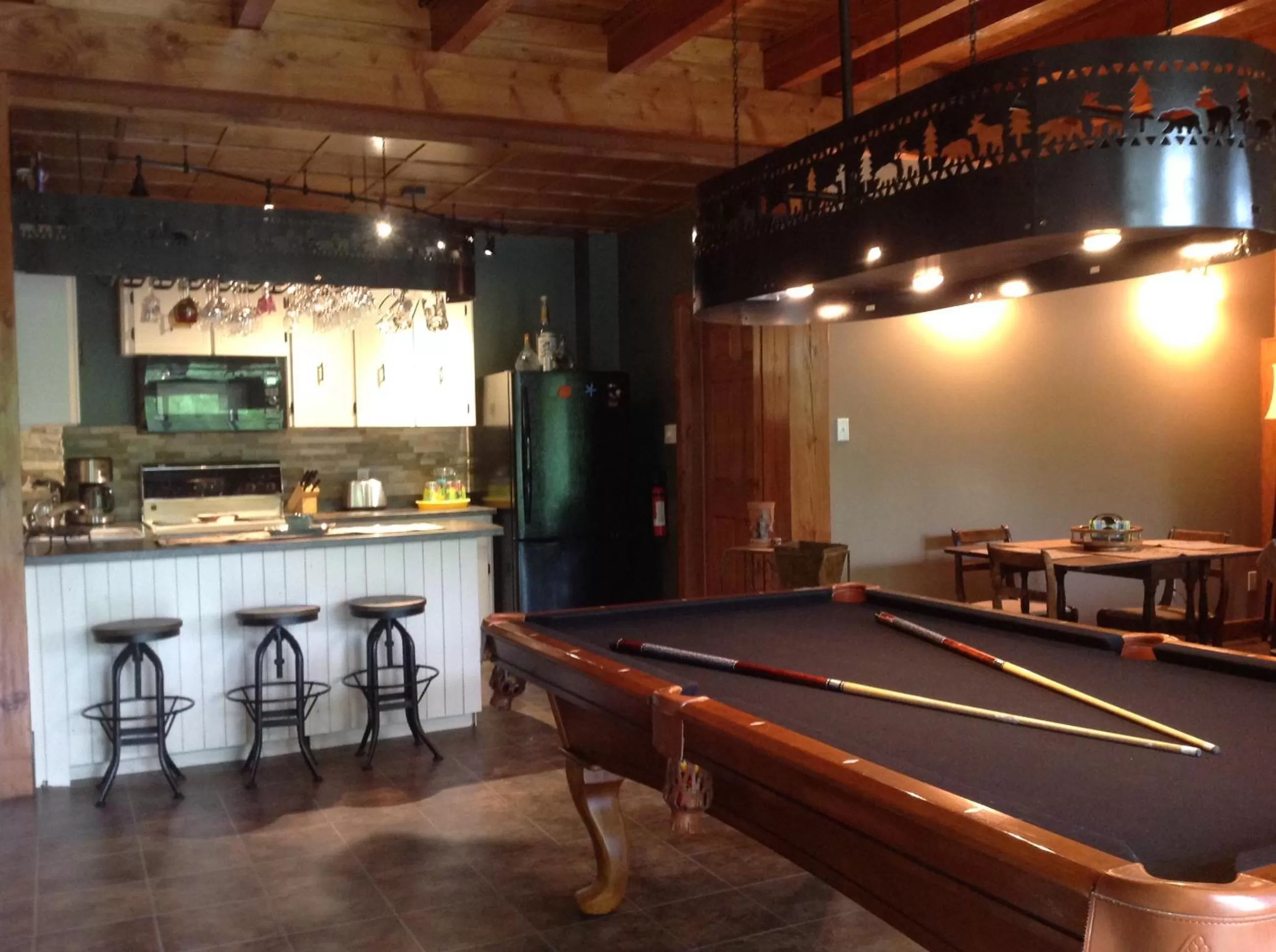 Billiard in Strong Timbers BnB