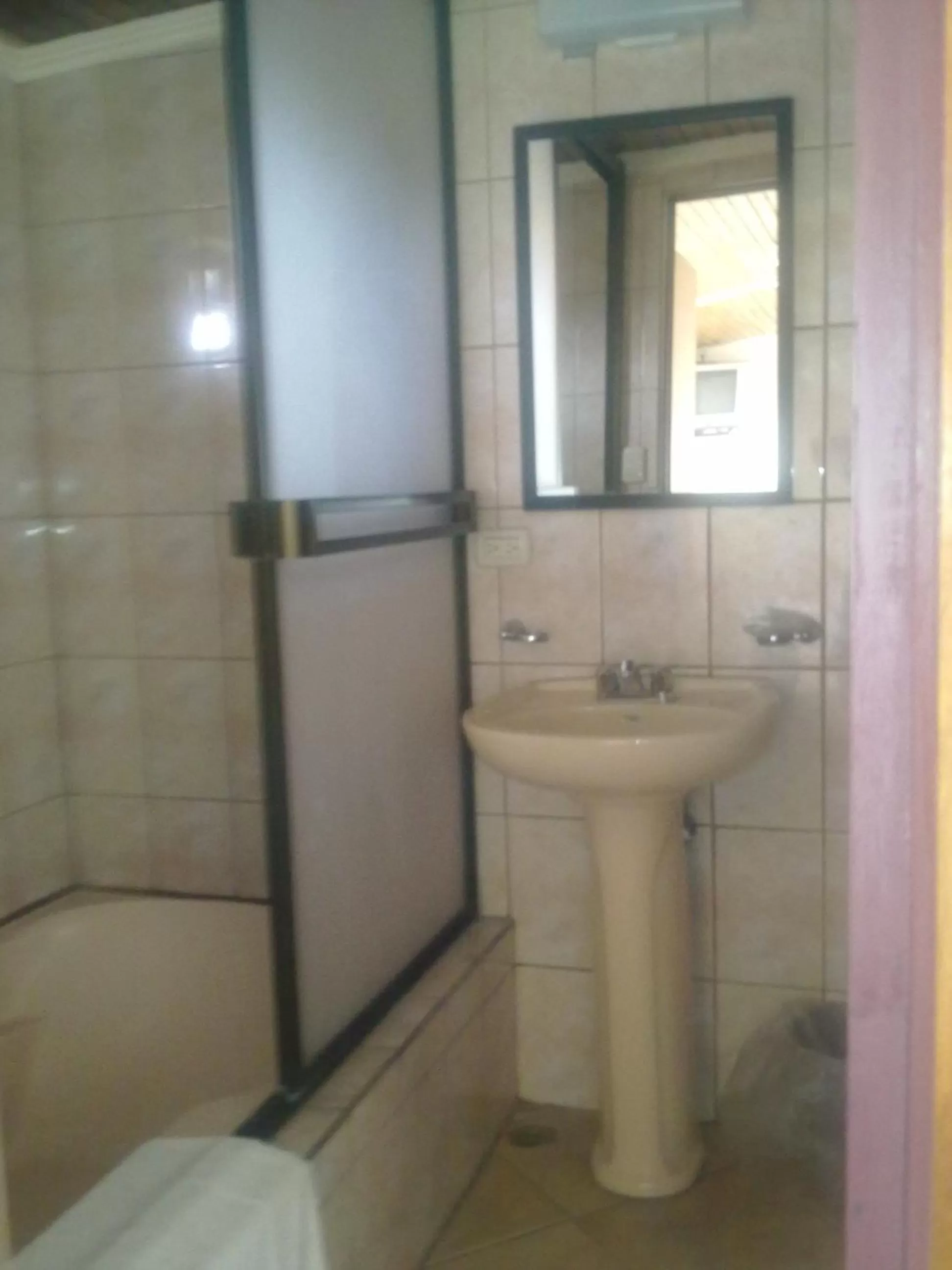 Bathroom in Hotel La Guaria Inn & Suites