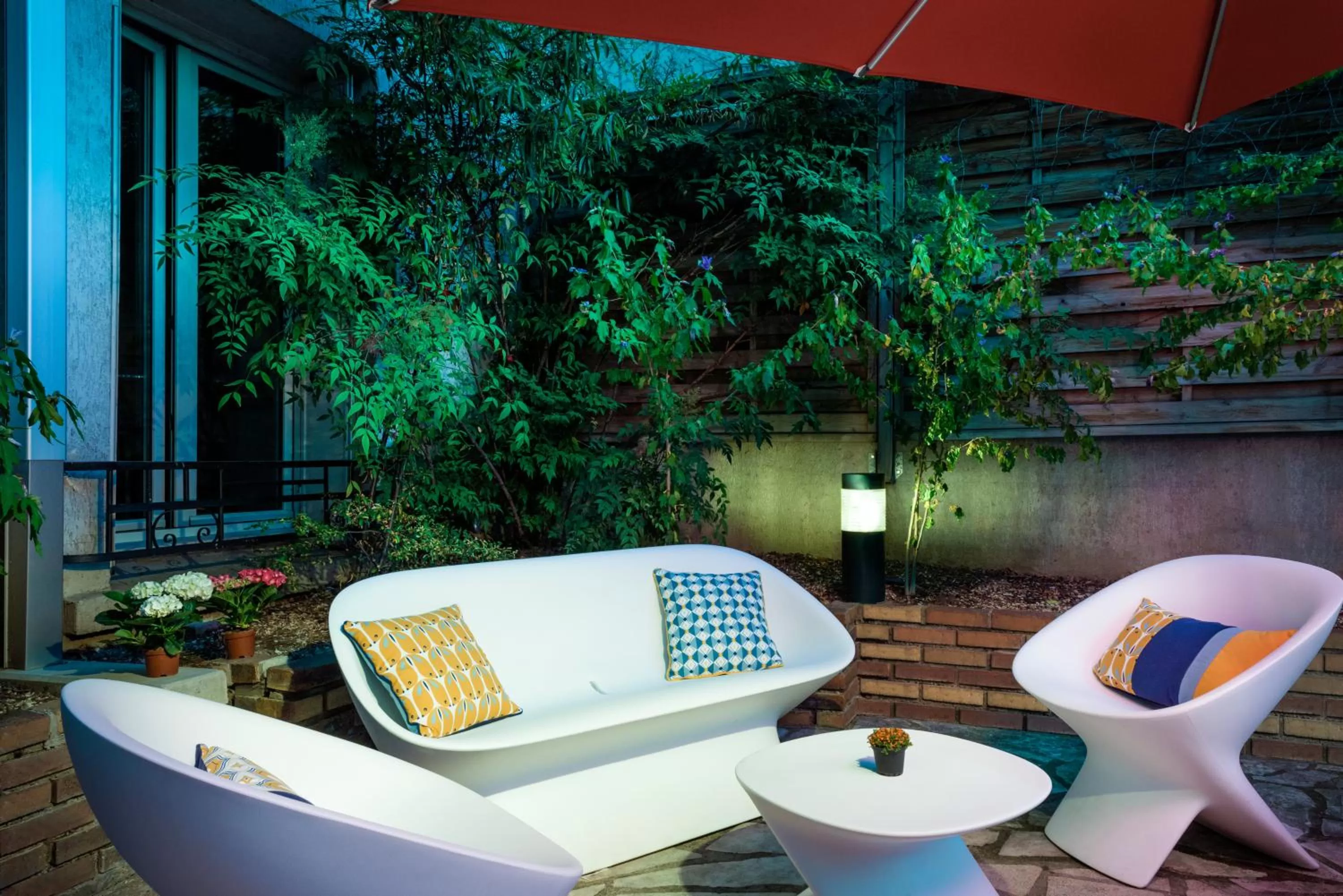 Patio in ibis Styles Asnieres Centre