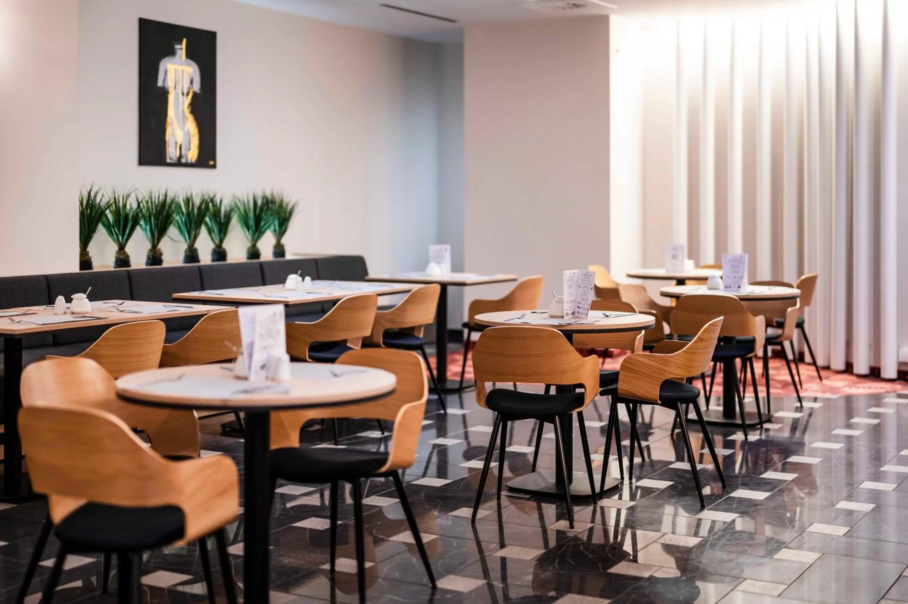 Restaurant/places to eat in Hotel H12****