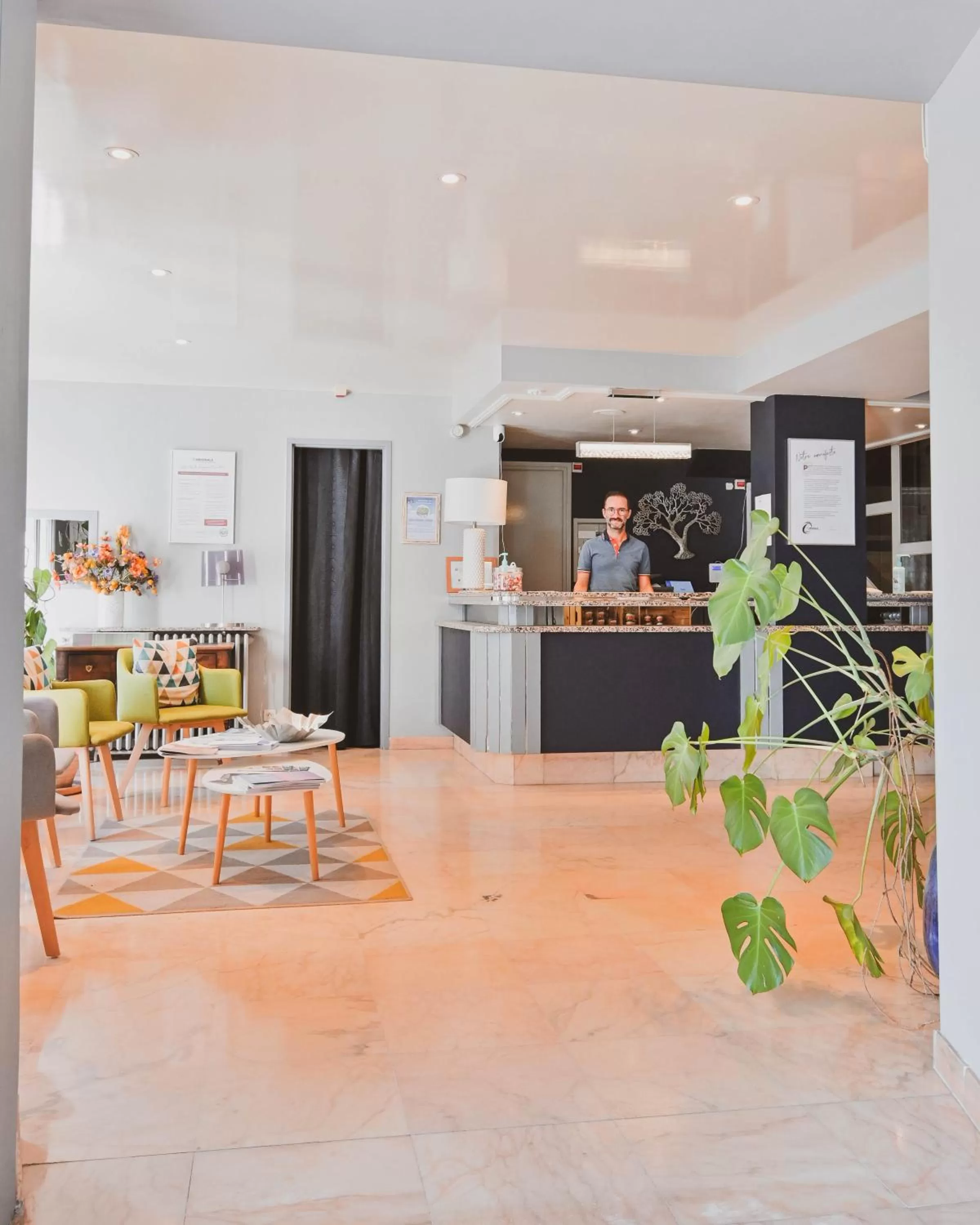 Lobby or reception in The Originals Boutique, Hôtel du Pont Roupt, Mende