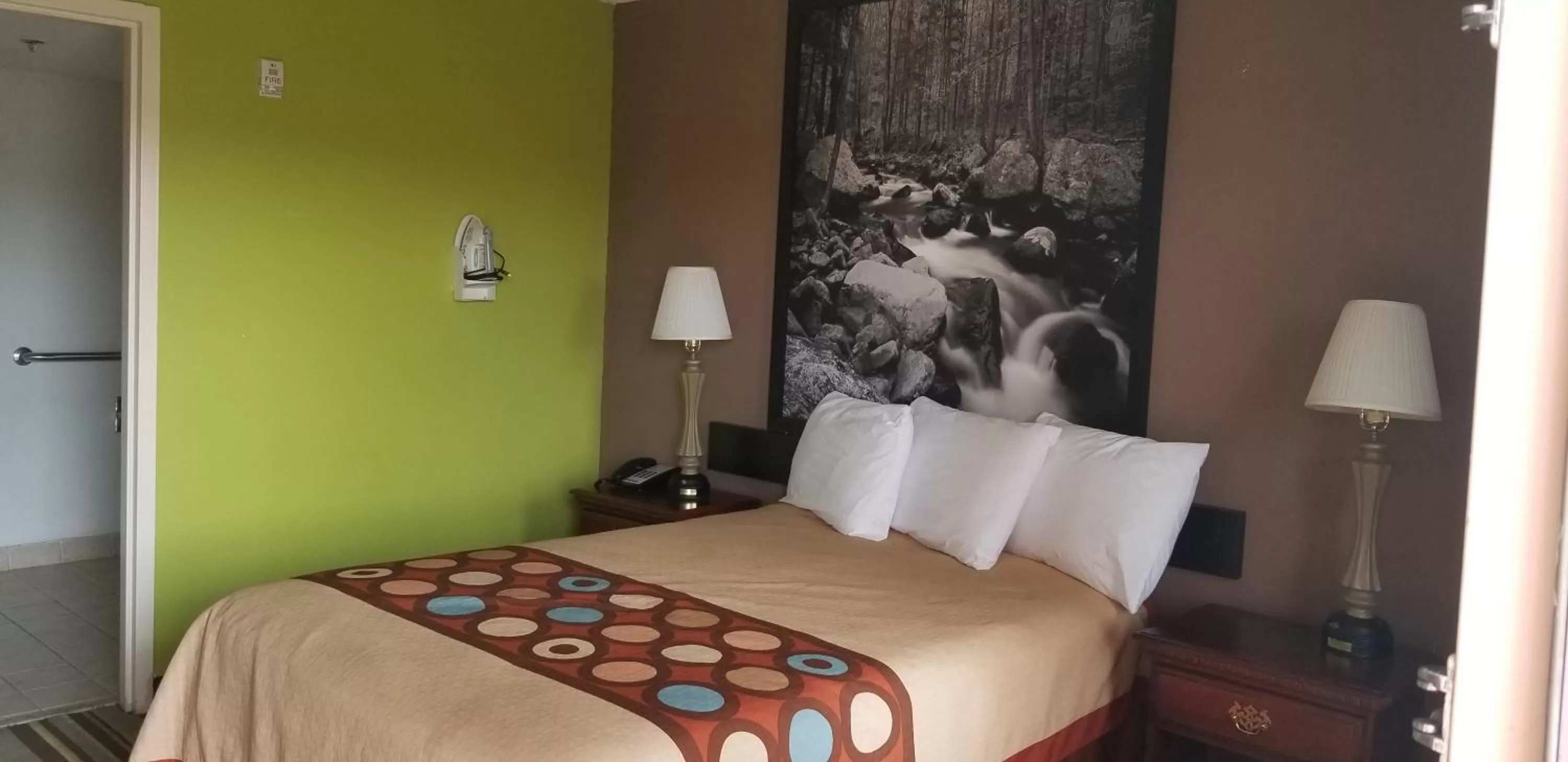 Bed in Super 8 by Wyndham Ruther Glen Kings Dominion Area