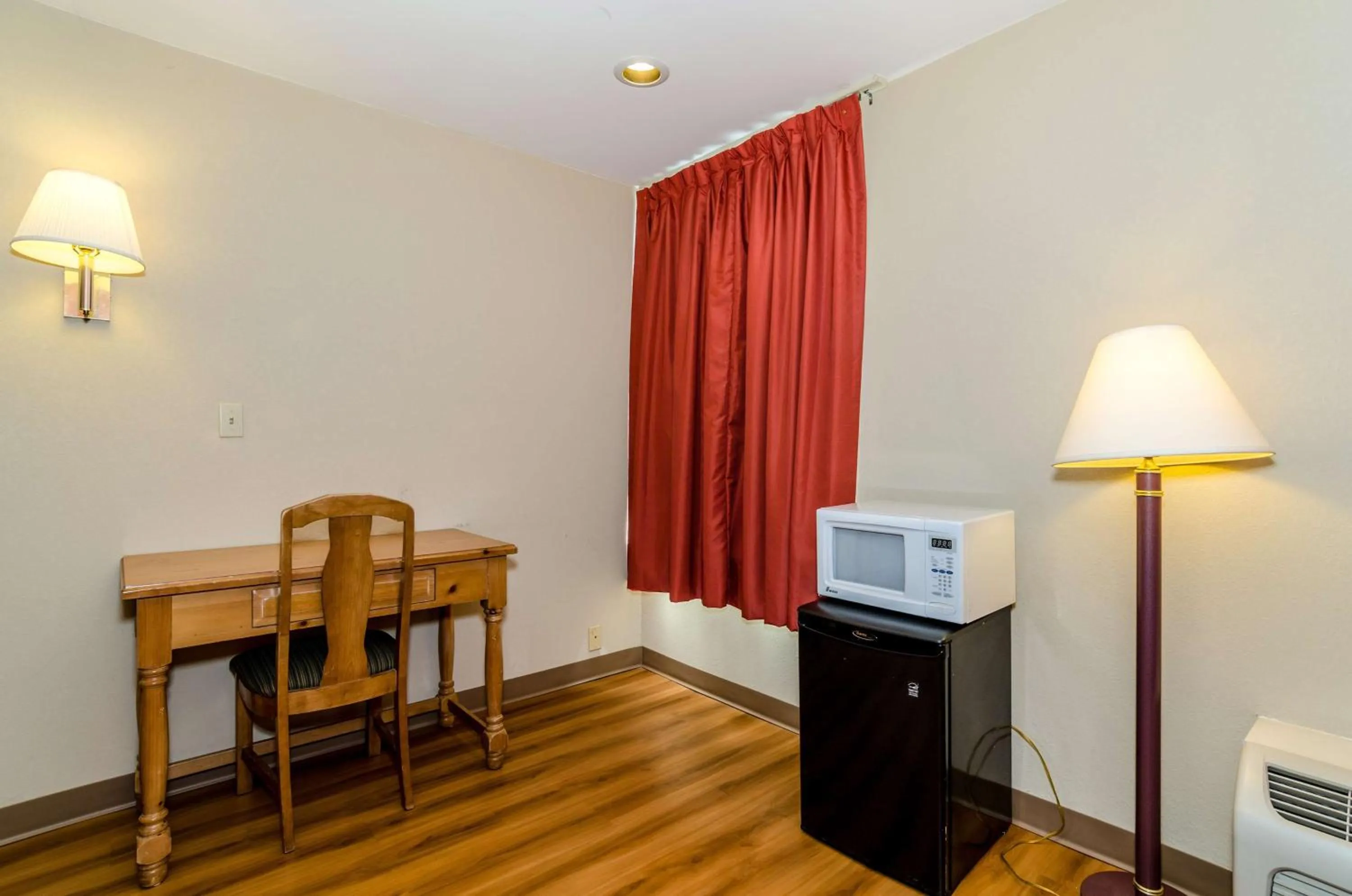 Photo of the whole room in Motel 6-Newark, DE