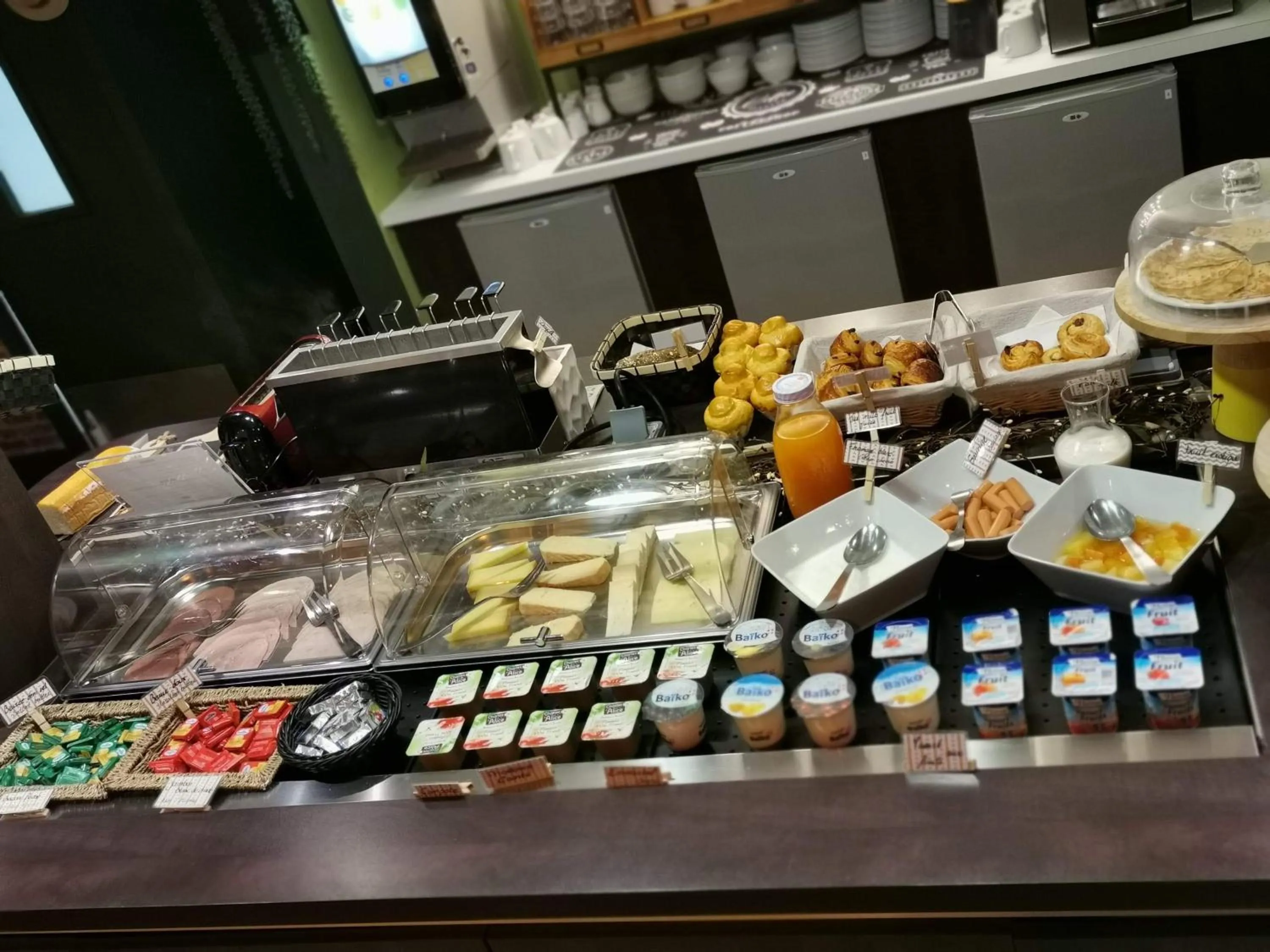 Buffet breakfast in Hôtel Kyriad Cap Sud