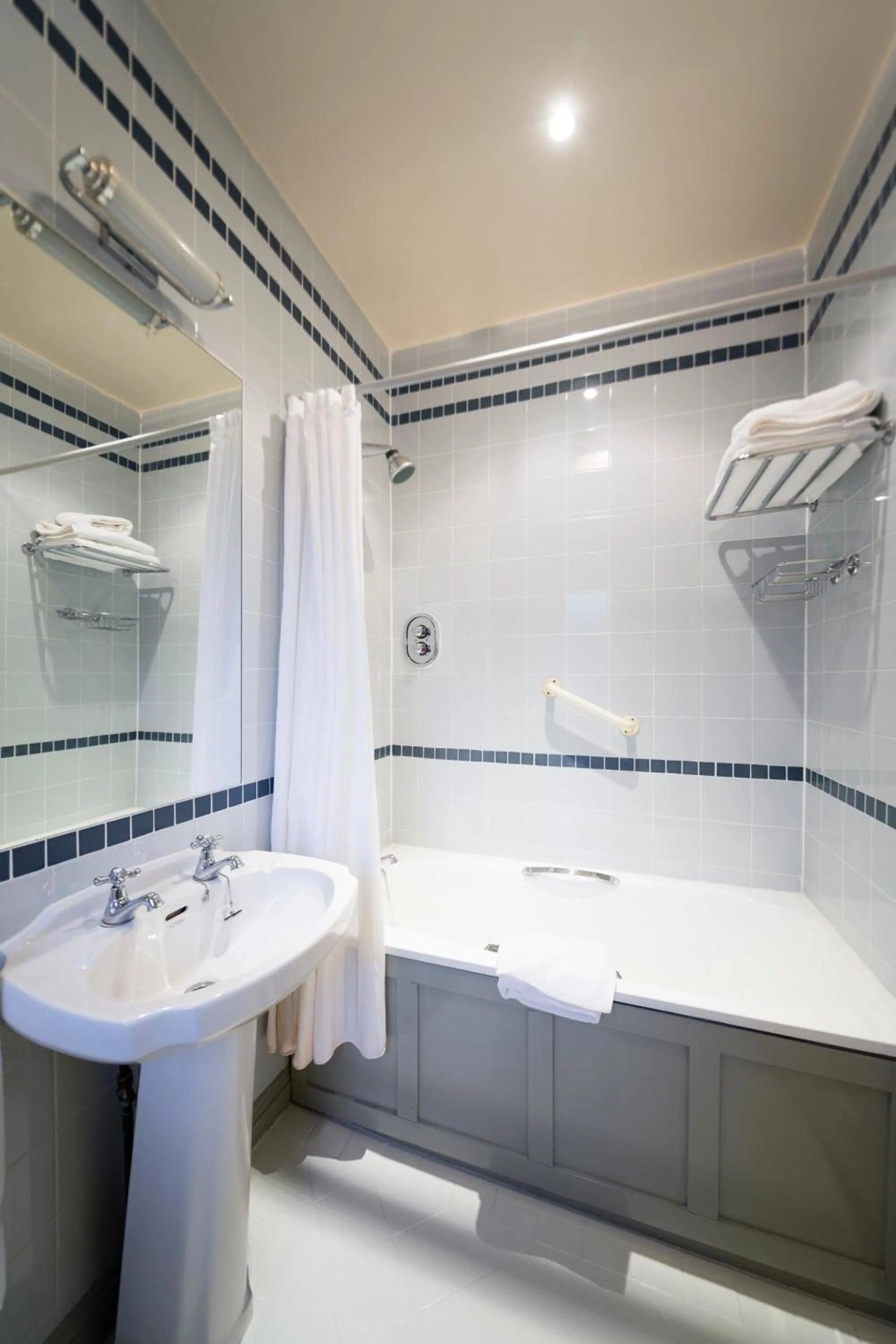 Bathroom in Aberdeen Lodge