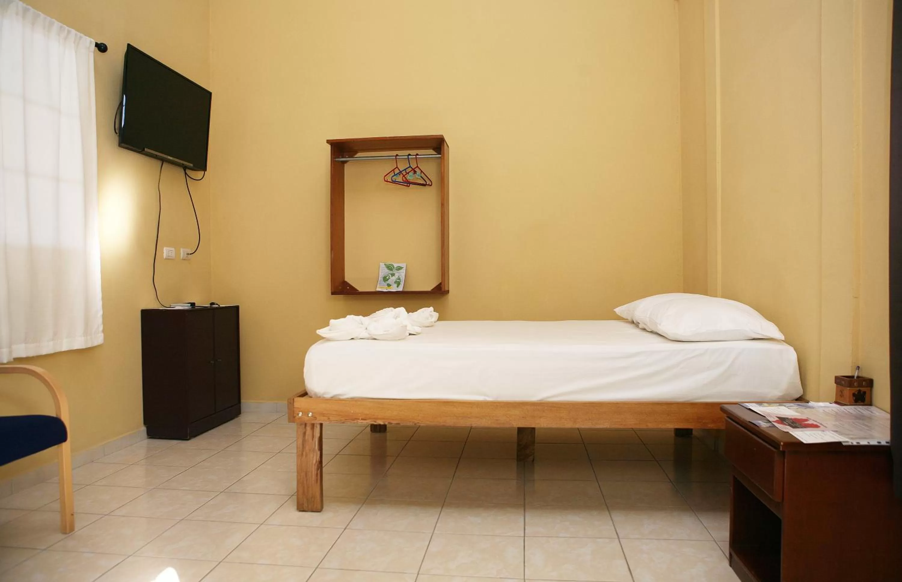 Bathroom, Bed in Hotel Valerie