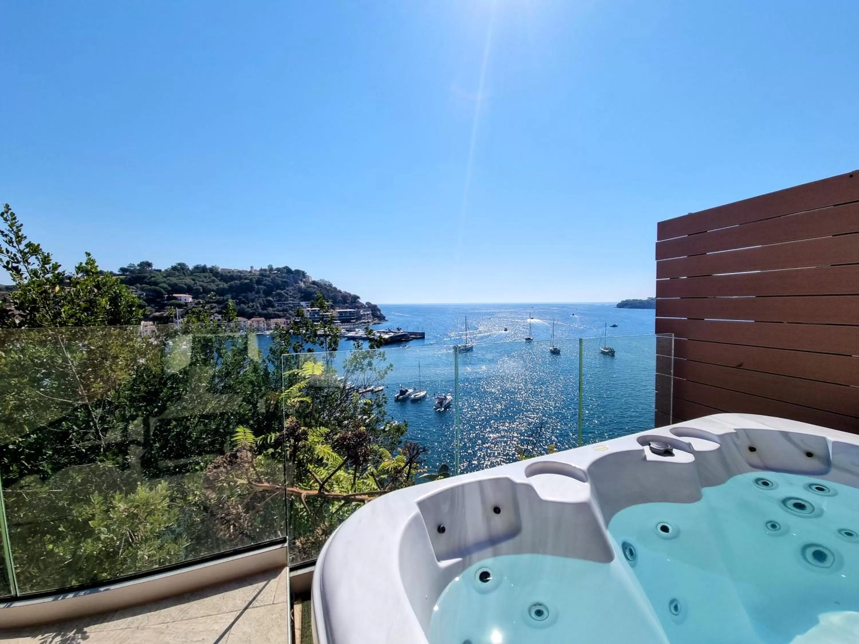 Hot Tub in Hotel Plaza