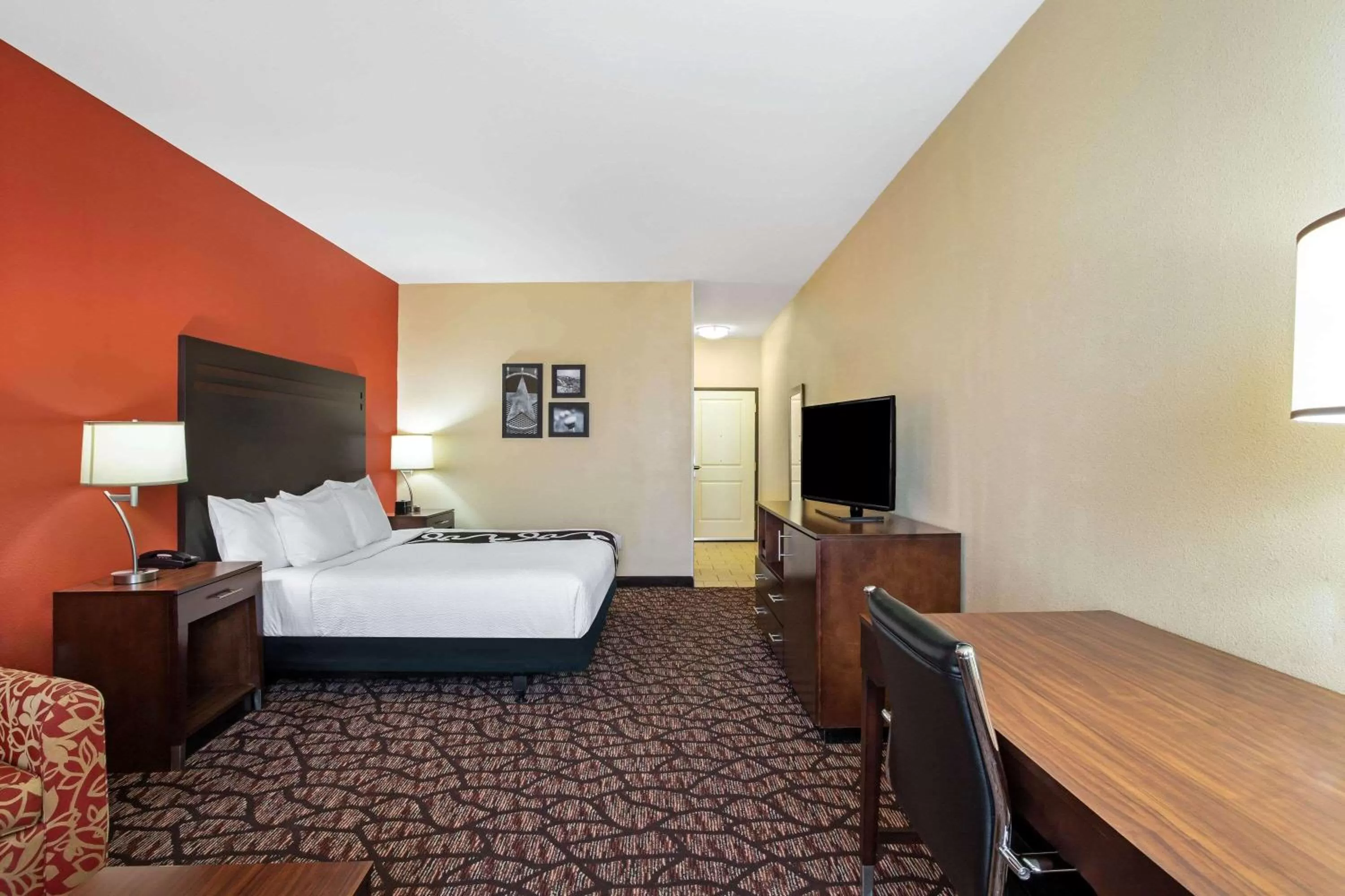 Photo of the whole room, Bed in La Quinta by Wyndham Pecos