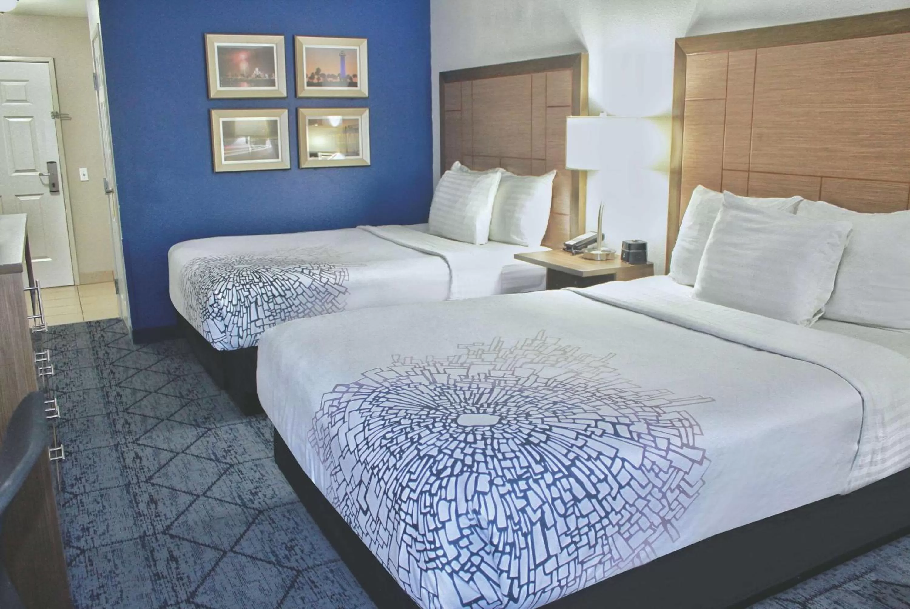 Photo of the whole room, Bed in La Quinta by Wyndham NE Long Beach/Cypress