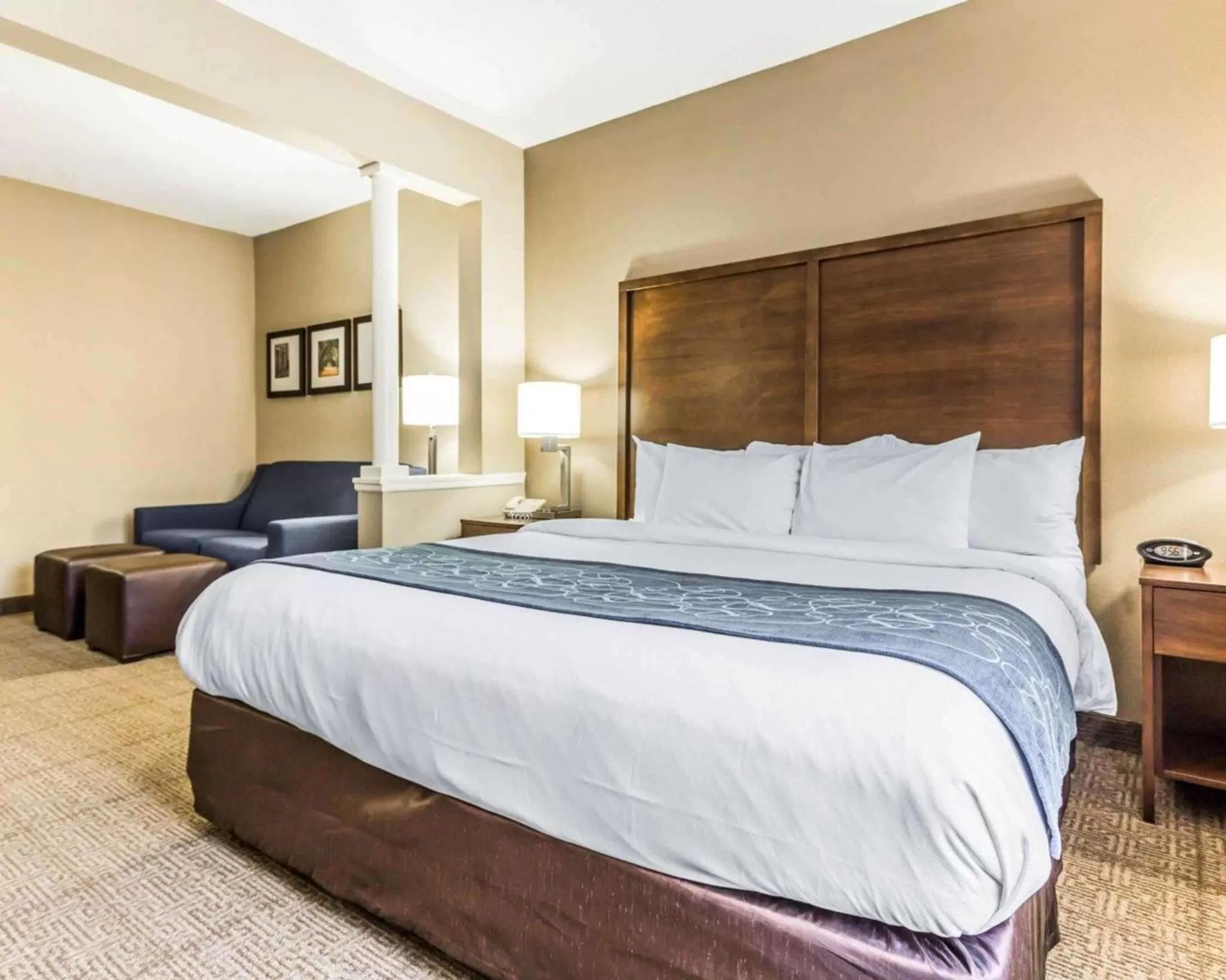 Photo of the whole room, Bed in Comfort Suites at Isle of Palms Connector