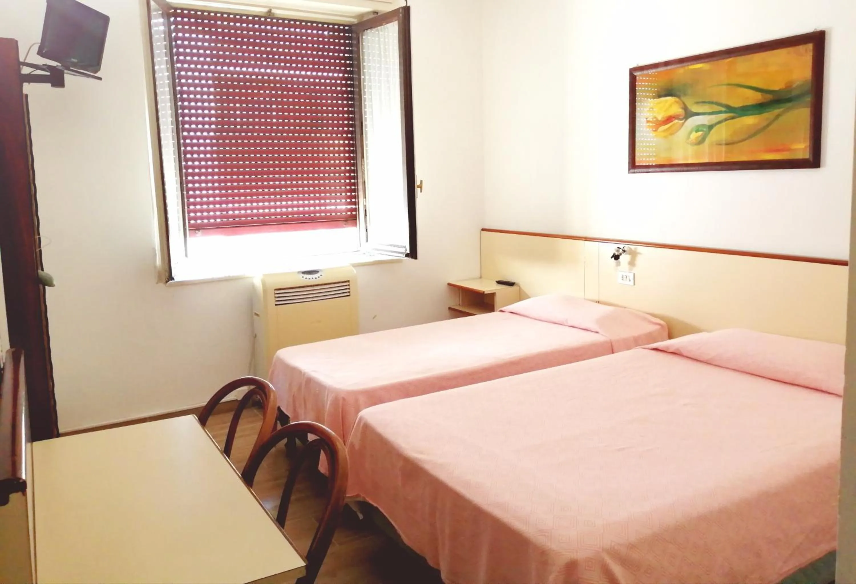 Photo of the whole room, Bed in Hotel Boston