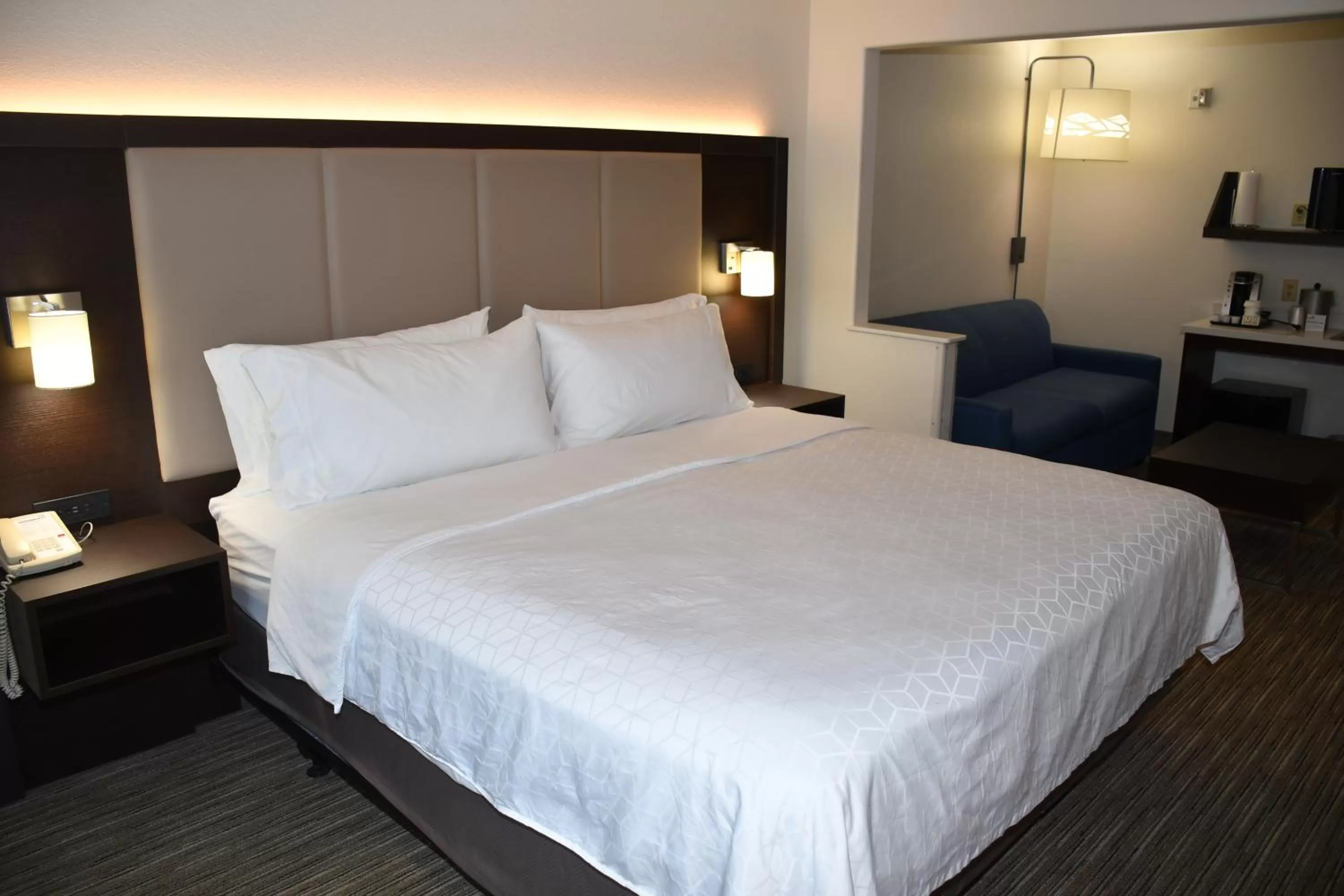 Bed in Holiday Inn Express Hotel & Suites Evanston by IHG