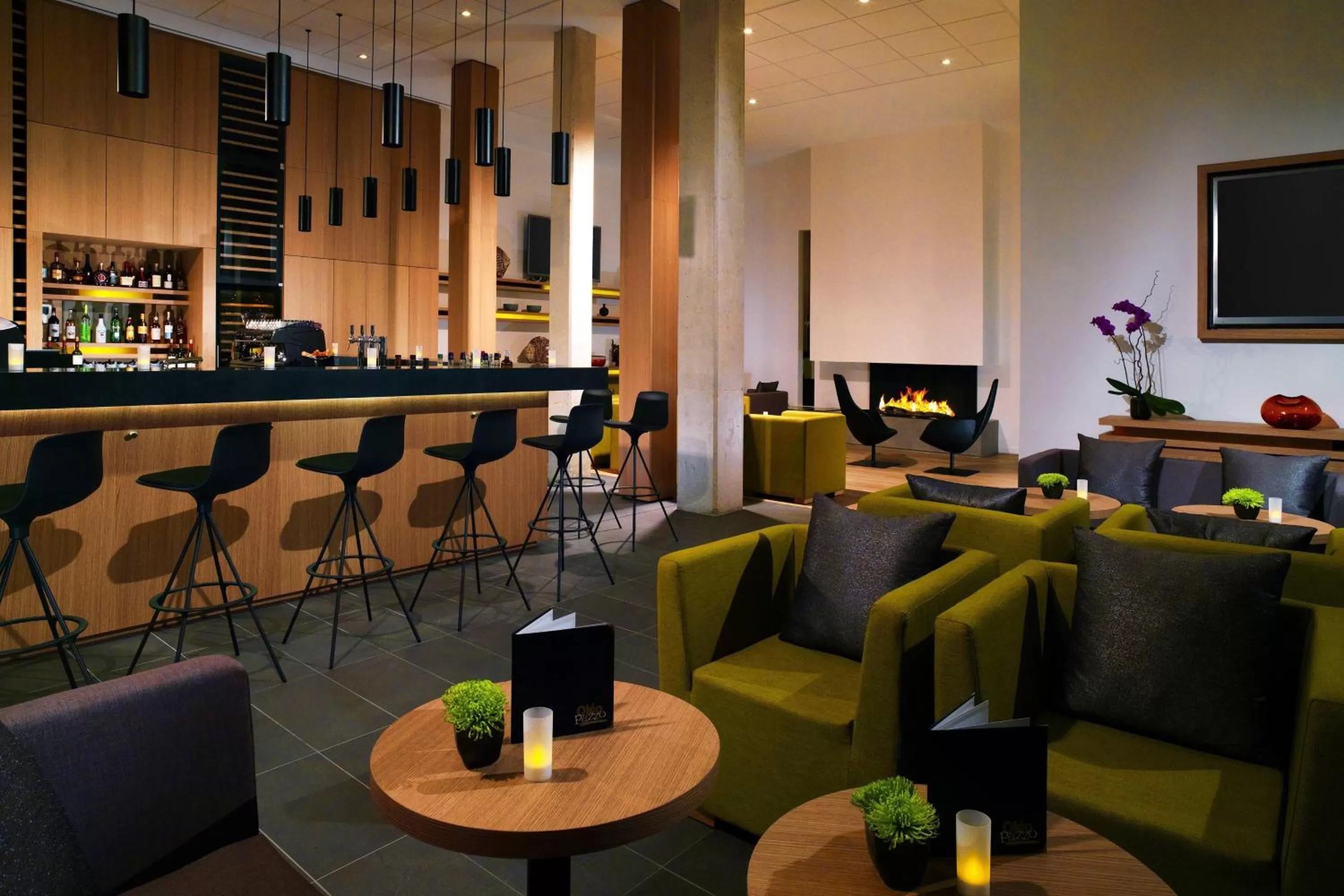 Lounge or bar in Courtyard by Marriott Montpellier