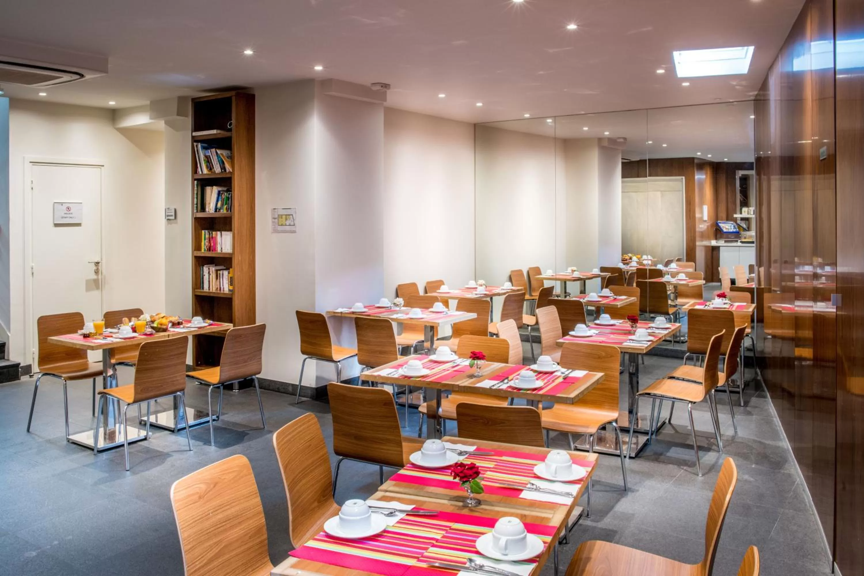 Restaurant/places to eat in Art Hotel Eiffel