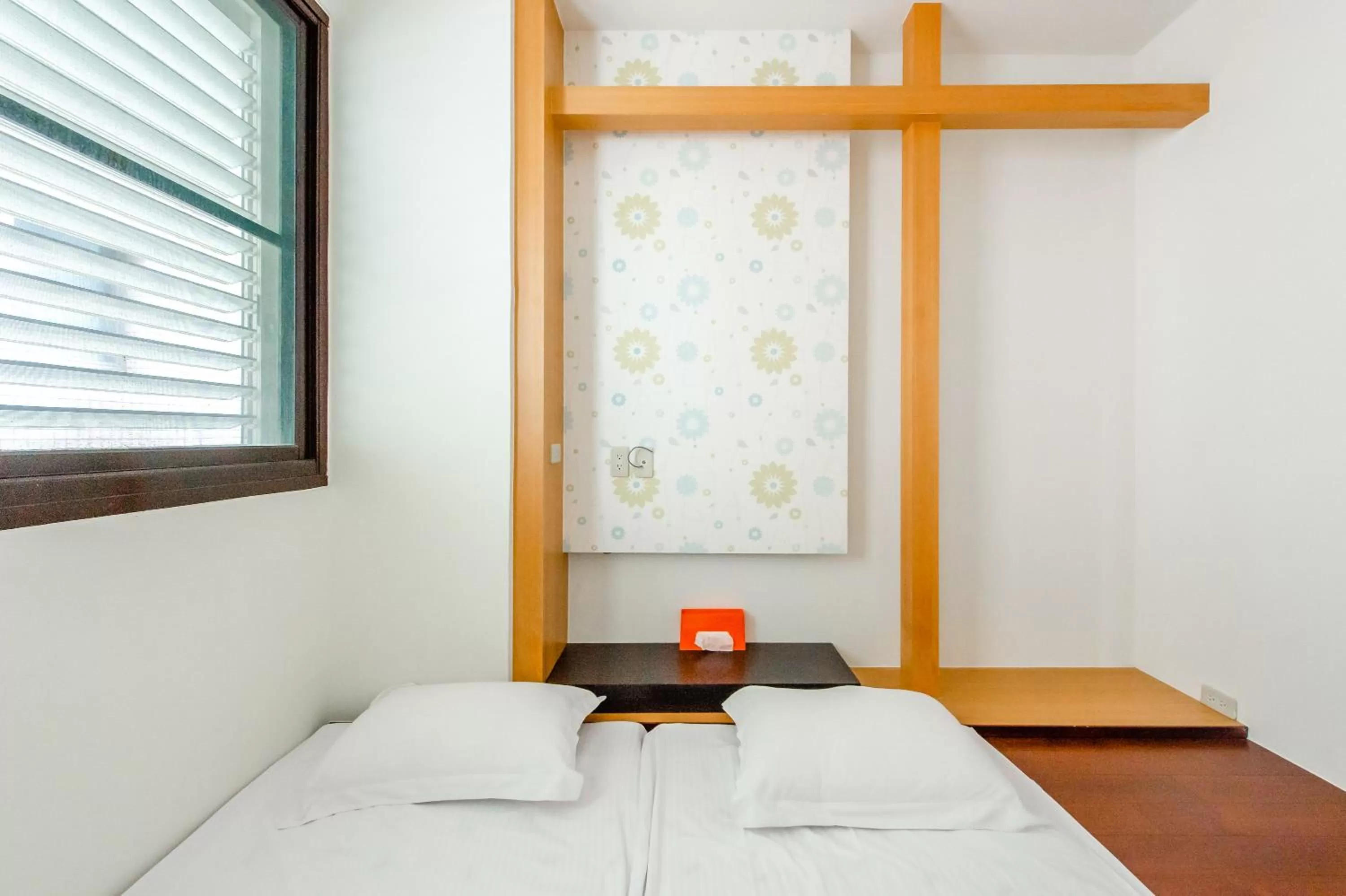 Photo of the whole room, Bed in lightness Station Inn