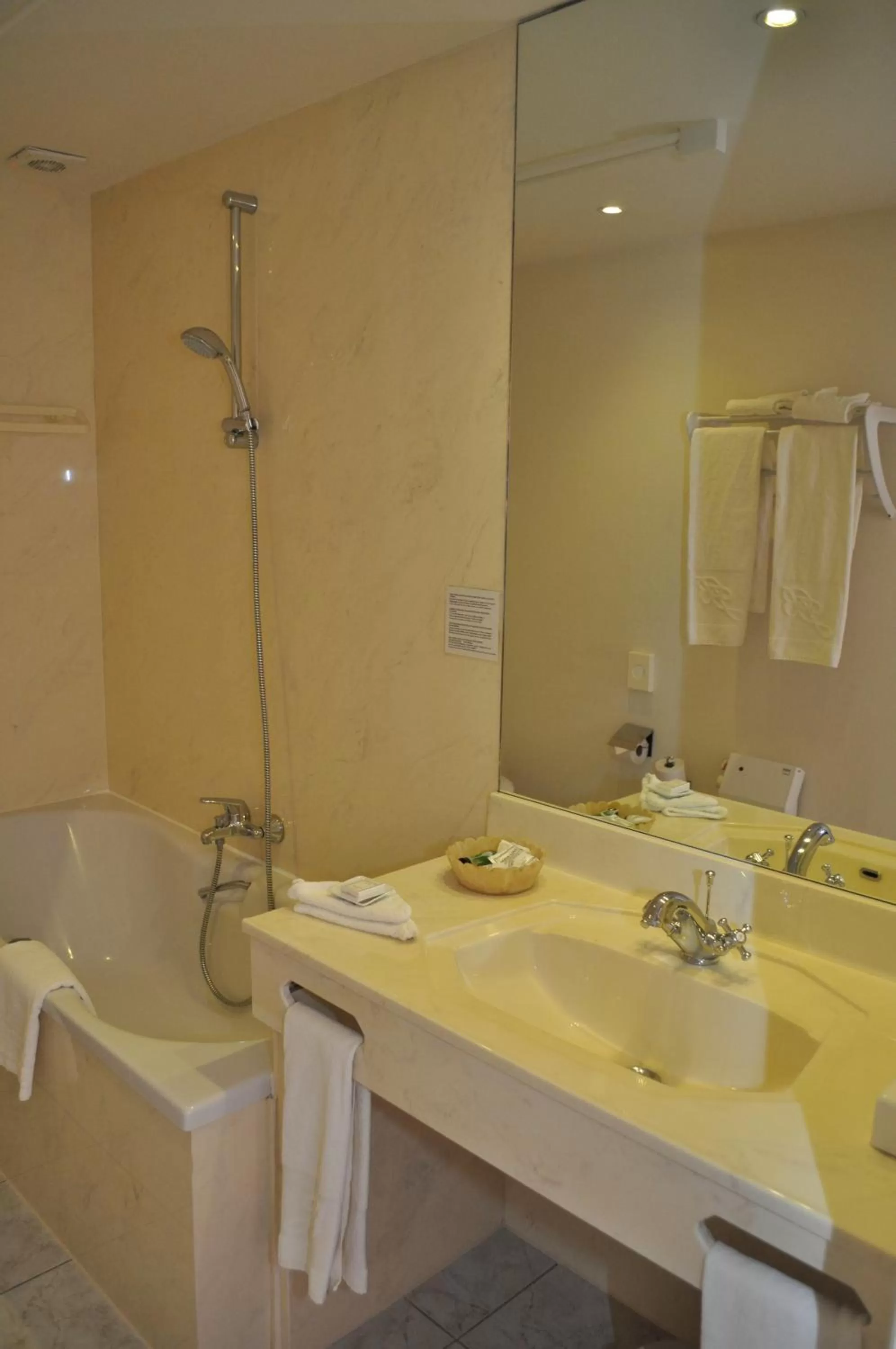 Bathroom in Hotel Jan Brito