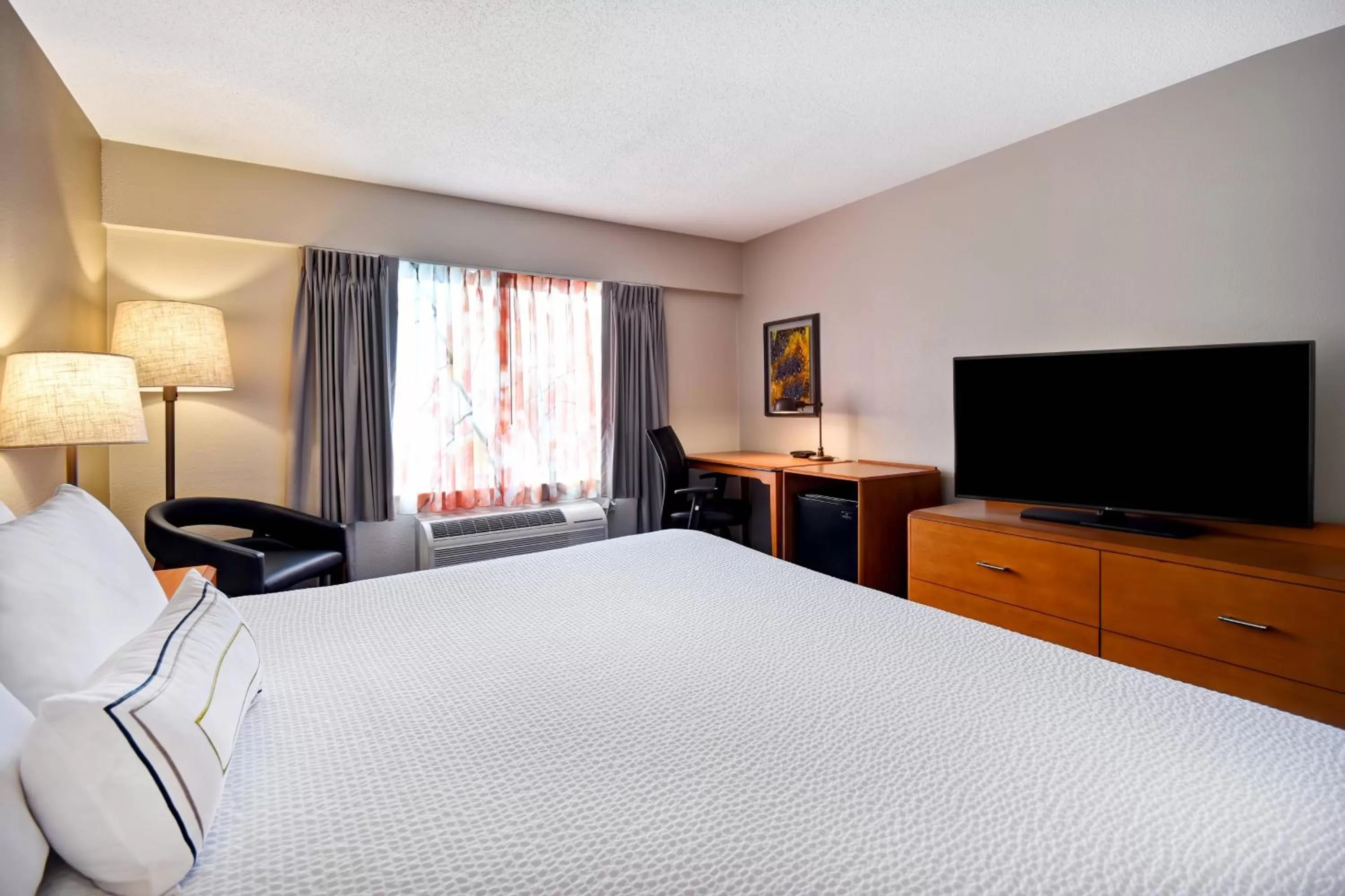 Photo of the whole room, Bed in Fairfield Inn & Suites by Marriott Atlanta Kennesaw