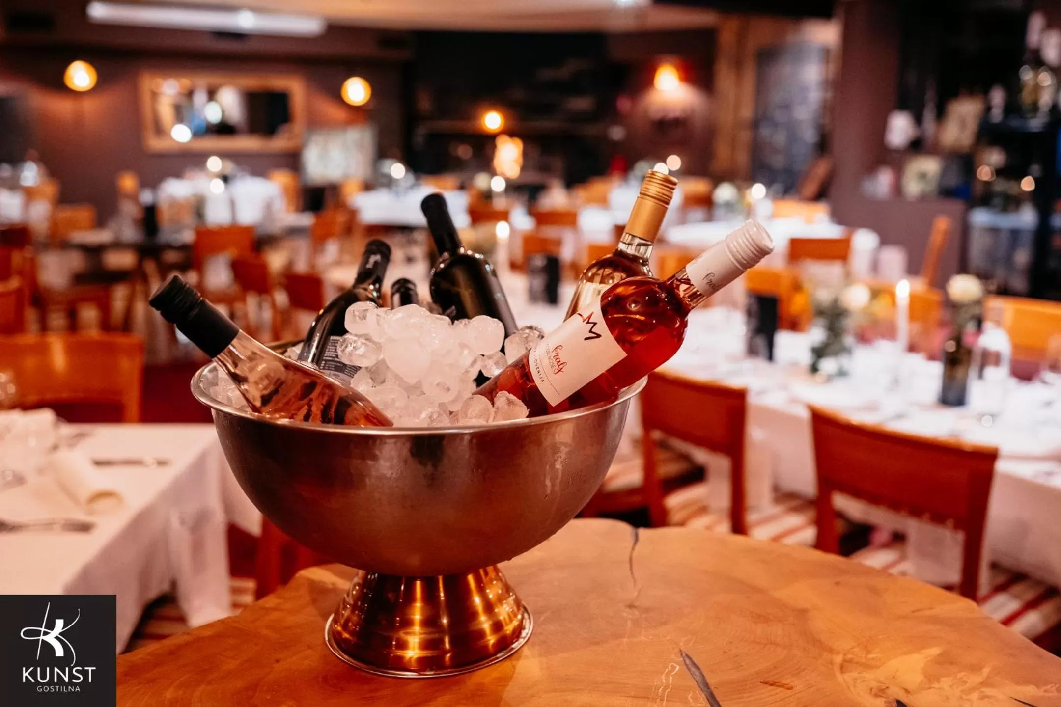 Restaurant/places to eat in Hotel Kunst