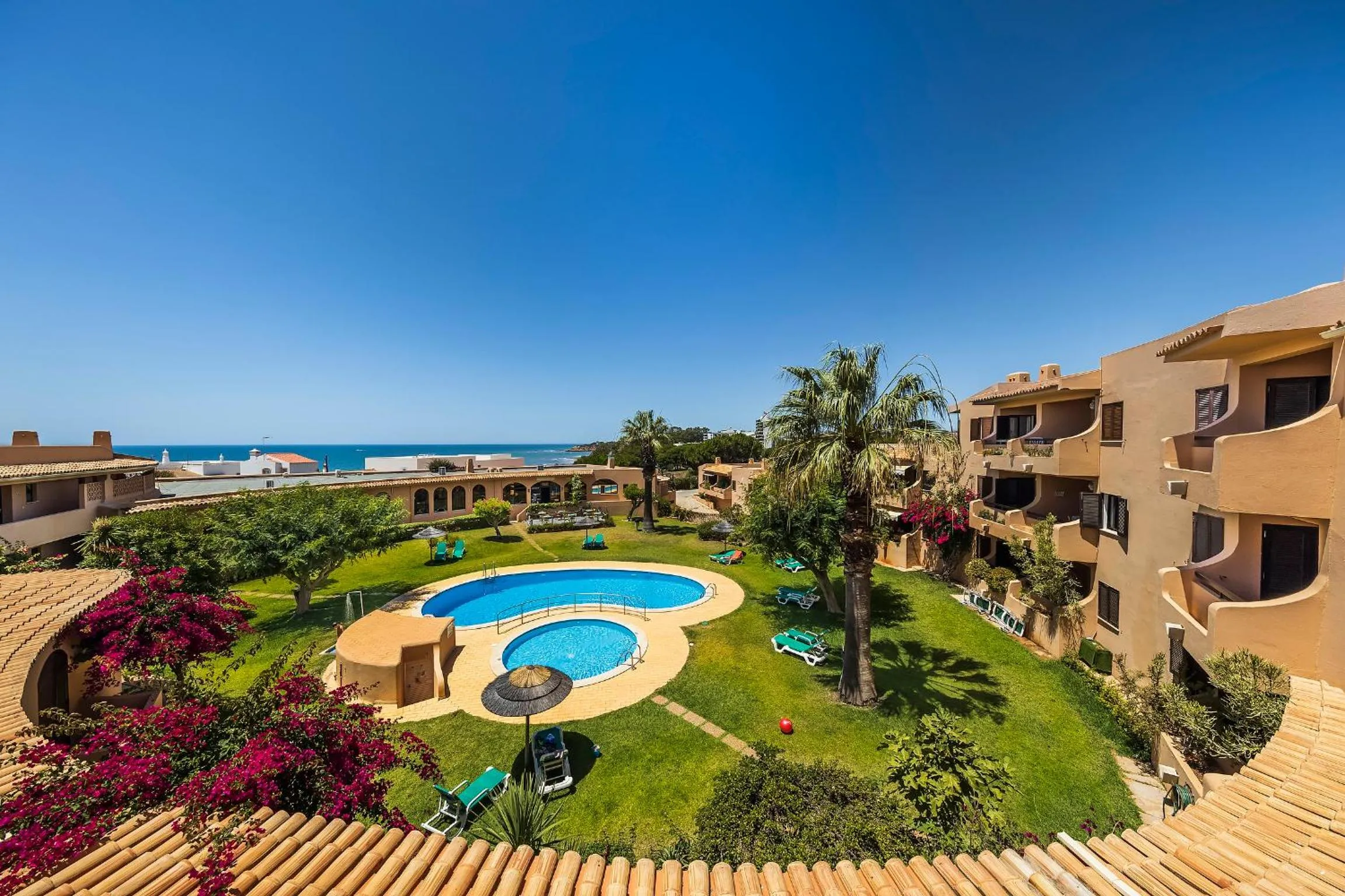 Property building in Clube Maria Luisa