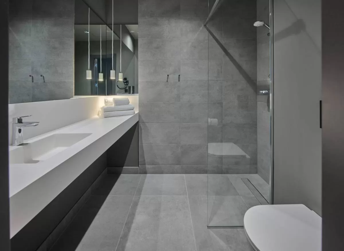 Shower in Zleep Madrid Airport