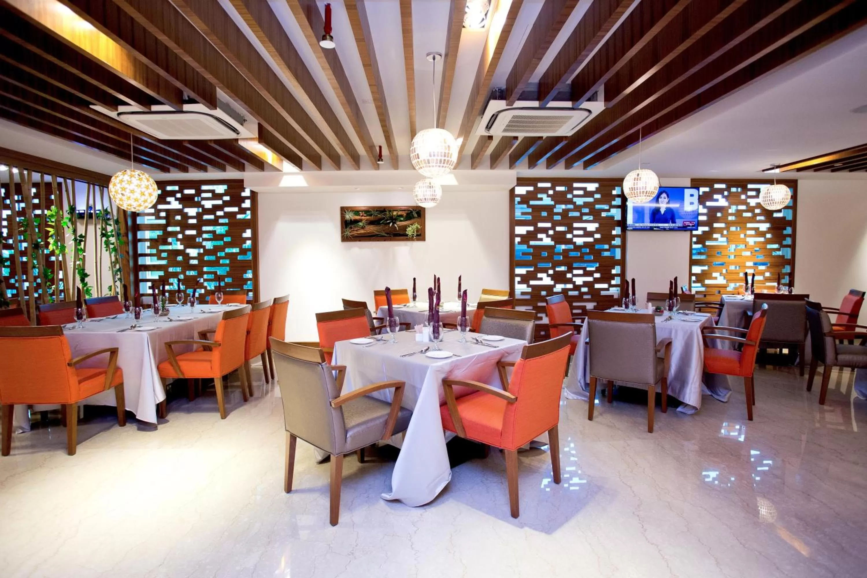 Restaurant/places to eat in Vouk Hotel Suites, Penang