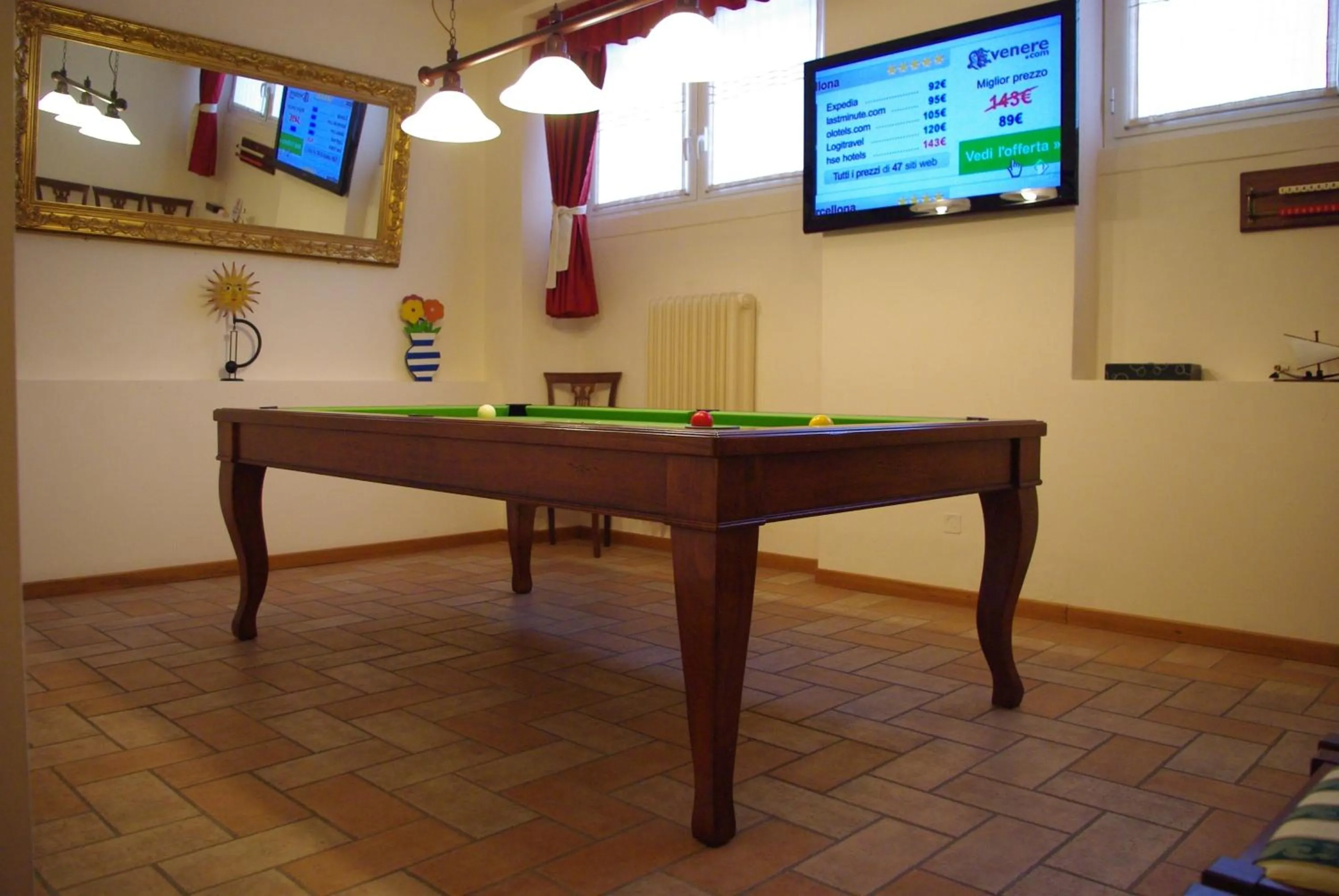 Communal lounge/ TV room in Il Girasole High Quality Inn