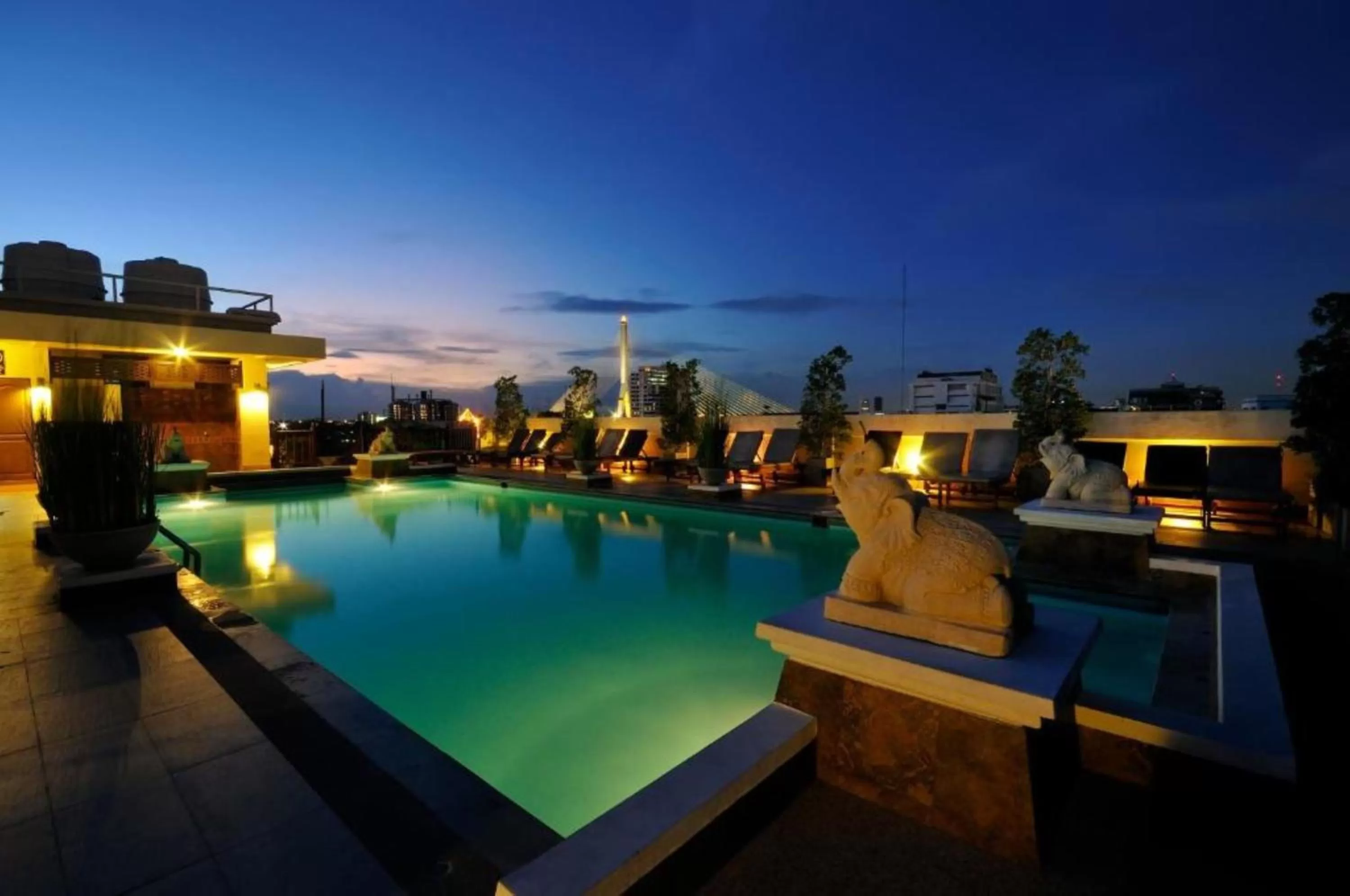 Property building in Rambuttri Village Plaza