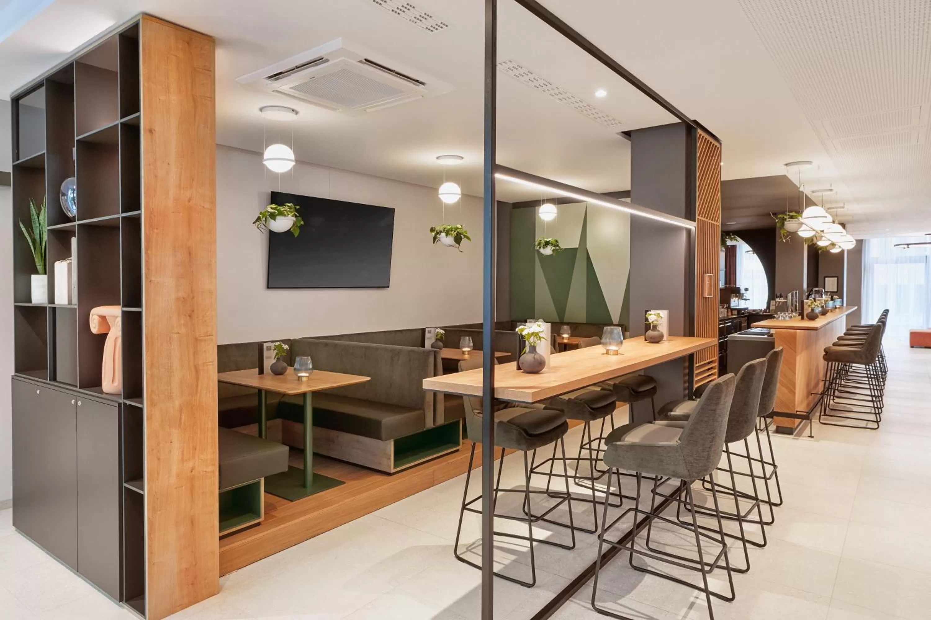 Lounge or bar in H+ Hotel Frankfurt Eschborn