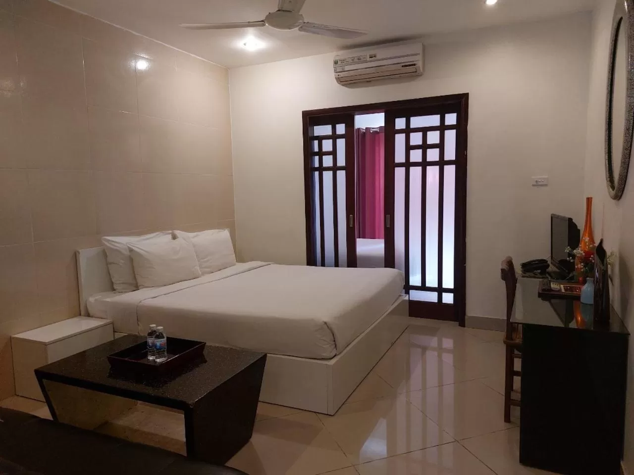 Property building, Bed in Rising Dragon Hotel