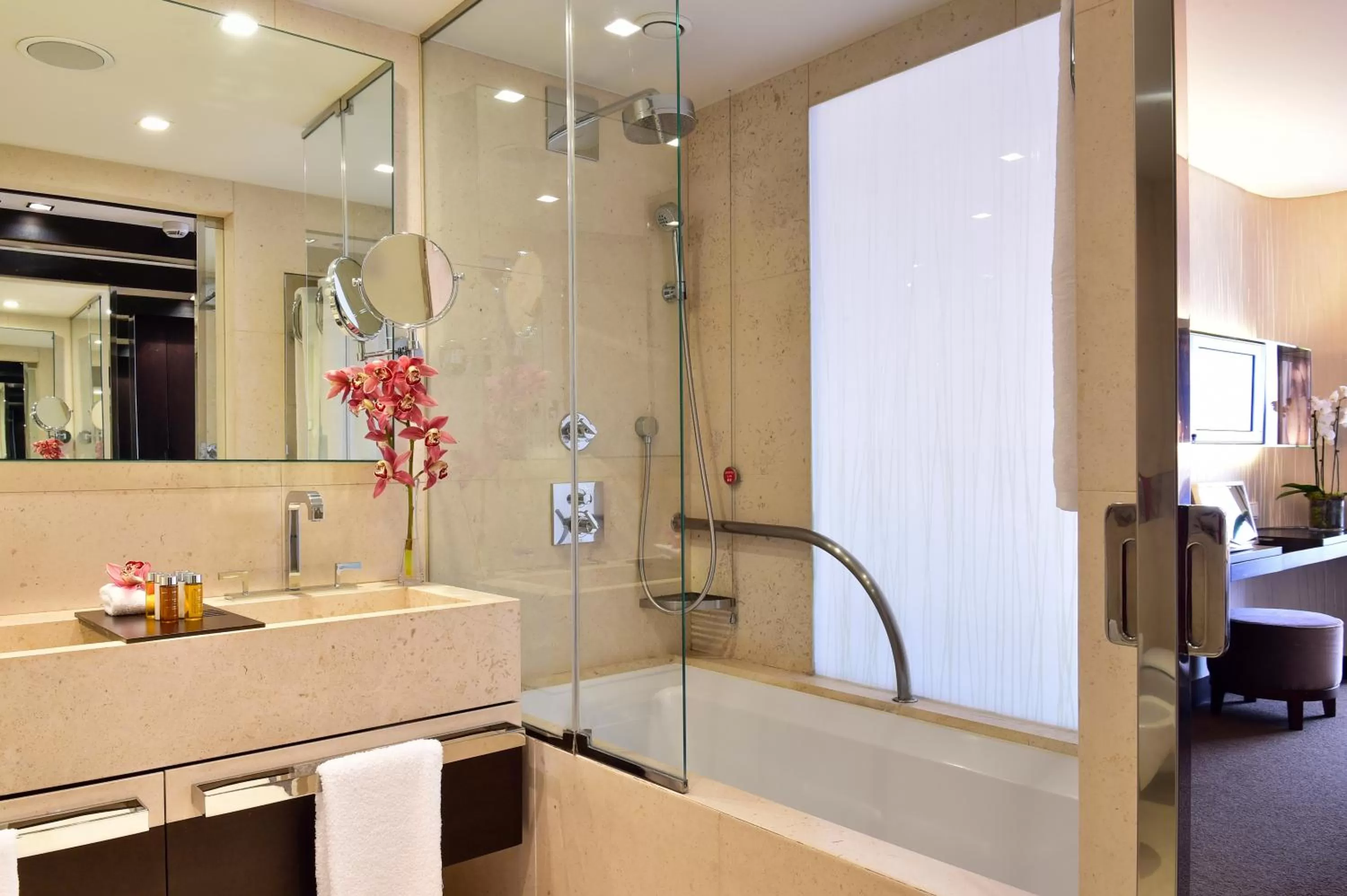 Bathroom in Porto Palácio Hotel by The Editory