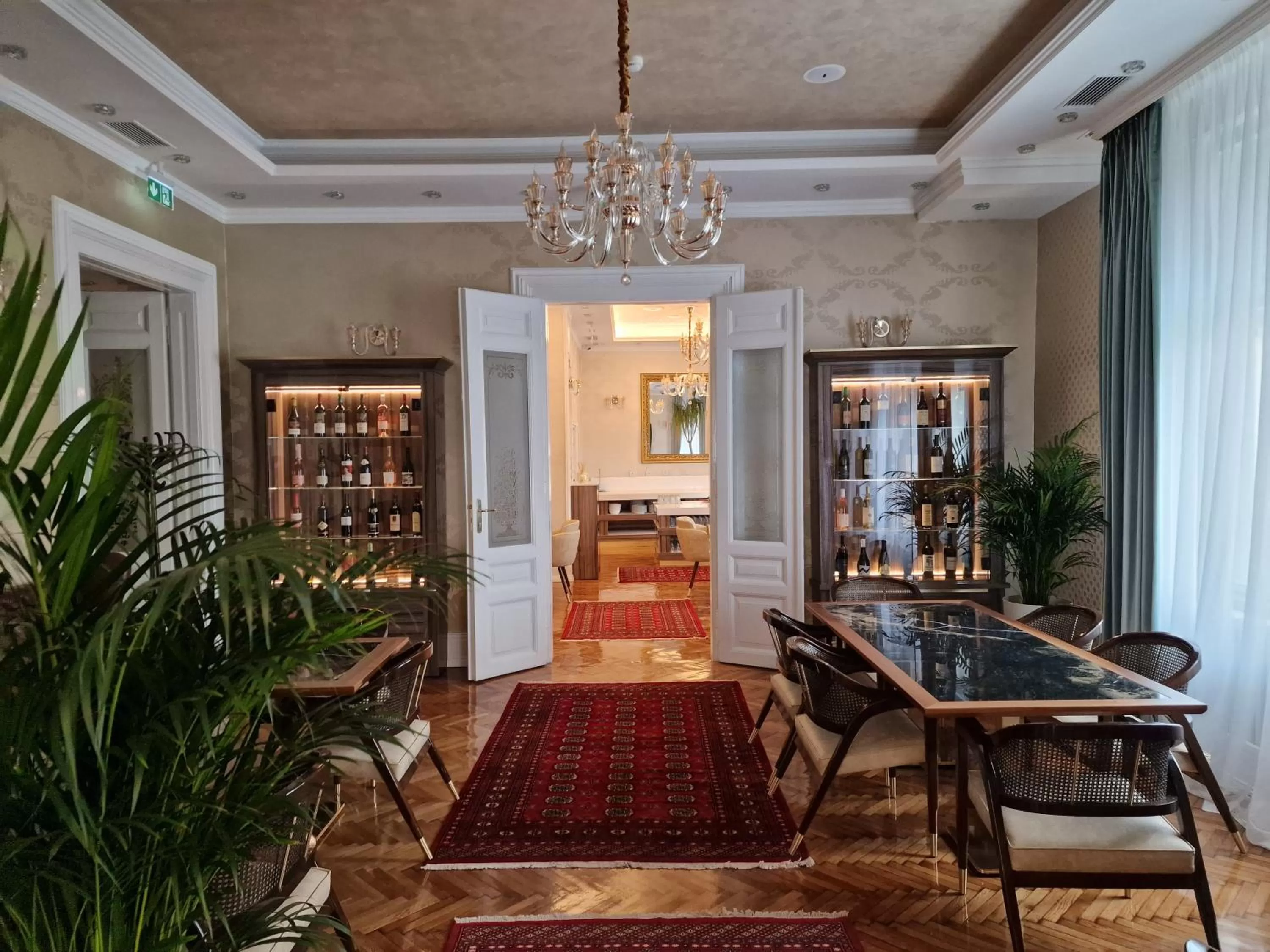 Restaurant/places to eat in Queen Palace