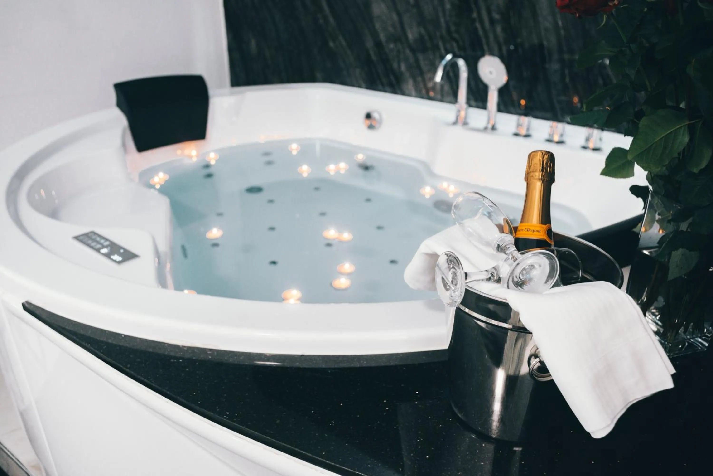 Spa and wellness centre/facilities in Gregorio VII Luxury Suites San Damaso