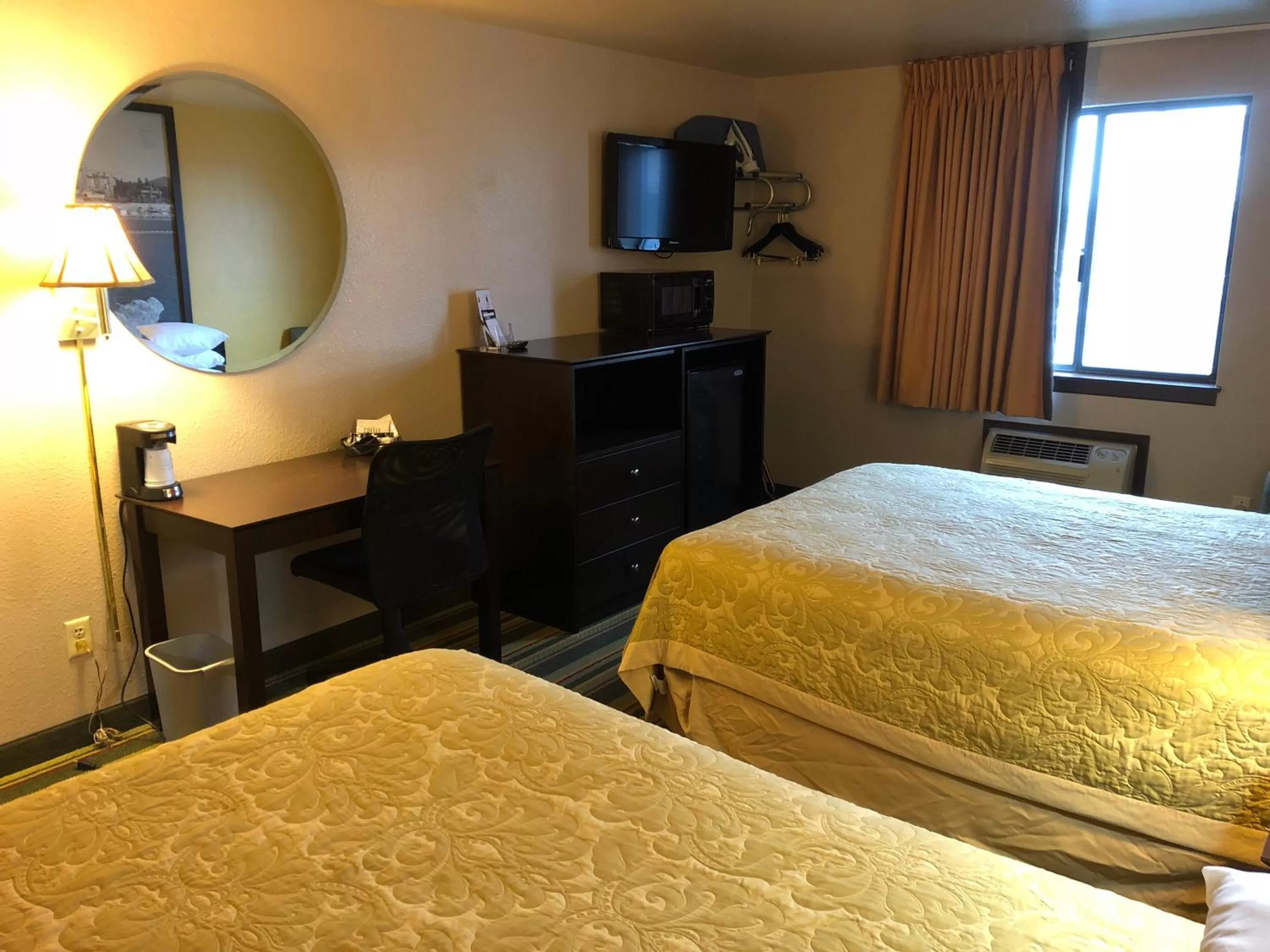 Bedroom, Bed in Super 8 by Wyndham Coeur d'Alene