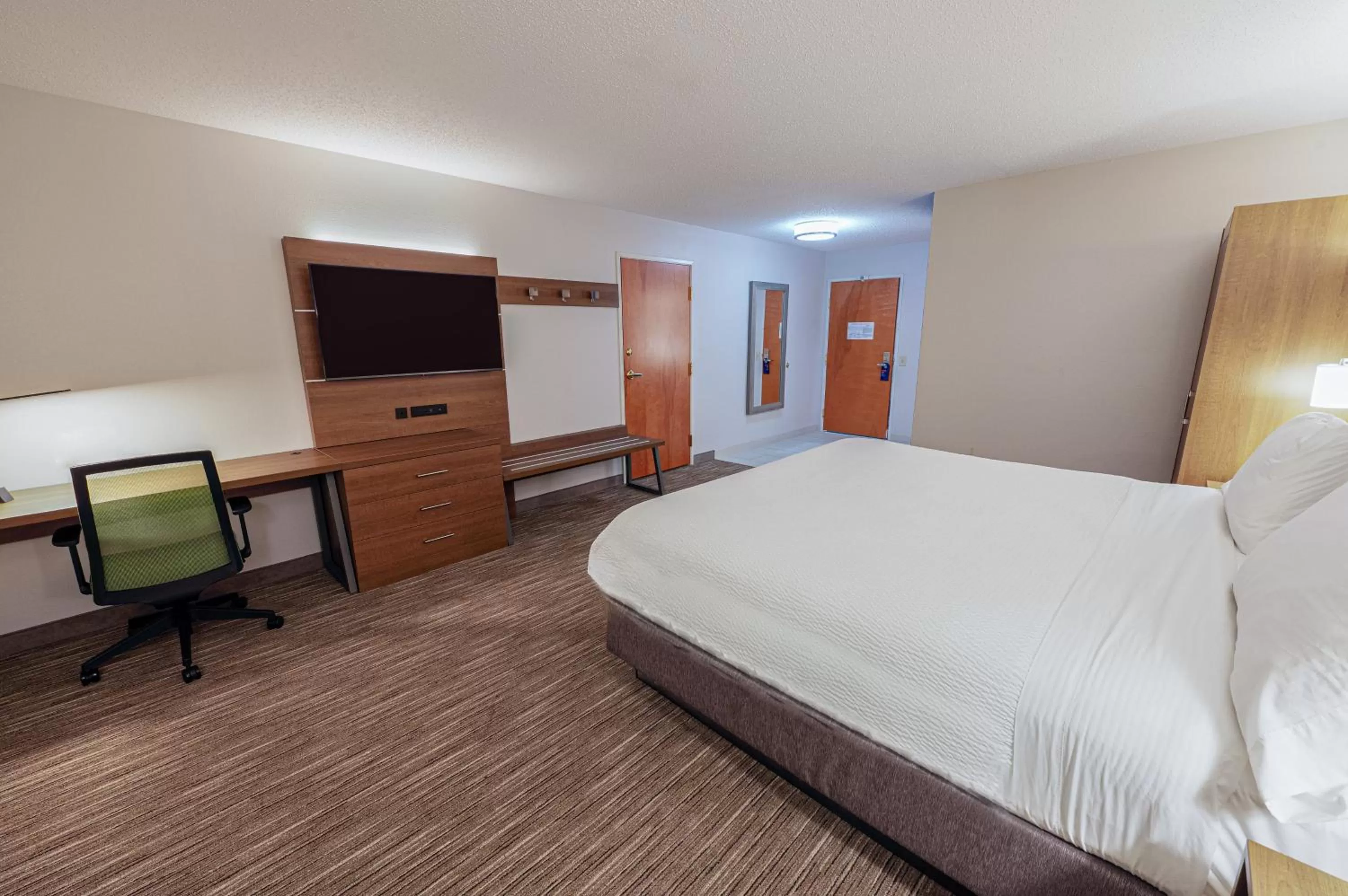 Photo of the whole room, Bed in Holiday Inn Express Hotel & Suites Goshen by IHG