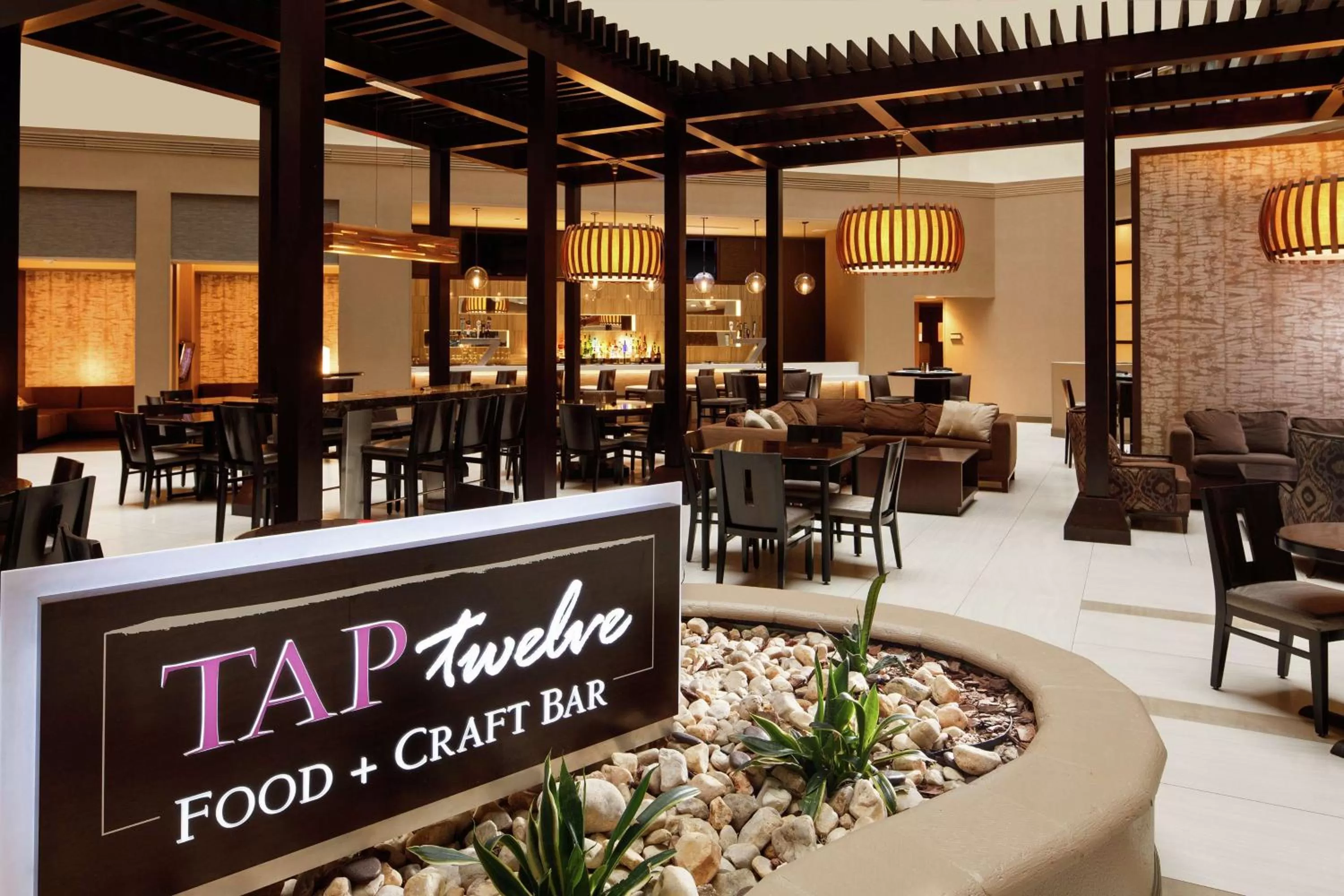 Restaurant/places to eat in Embassy Suites by Hilton Crystal City National Airport