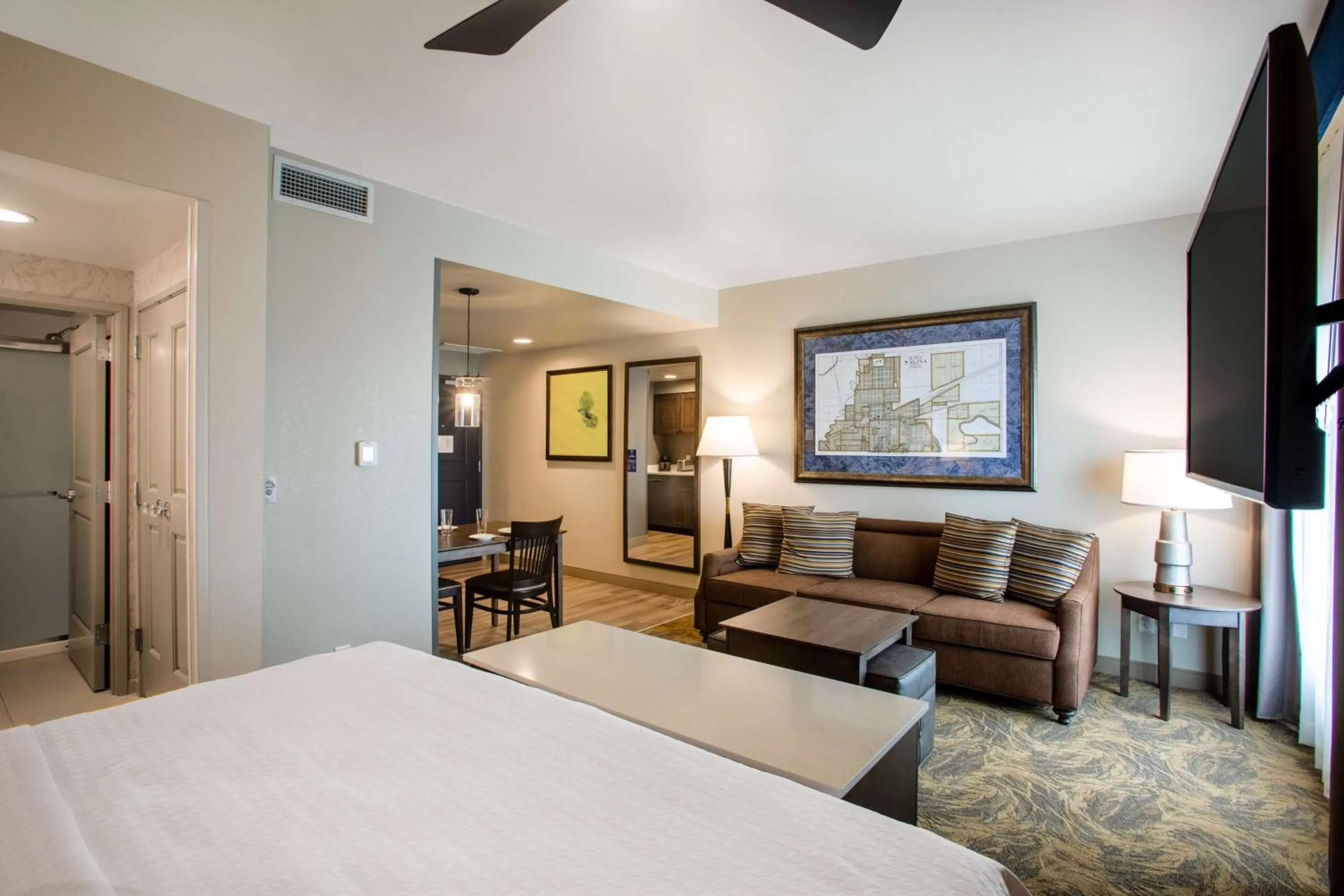 Living room, Bed in Homewood Suites By Hilton Salina/Downtown, Ks
