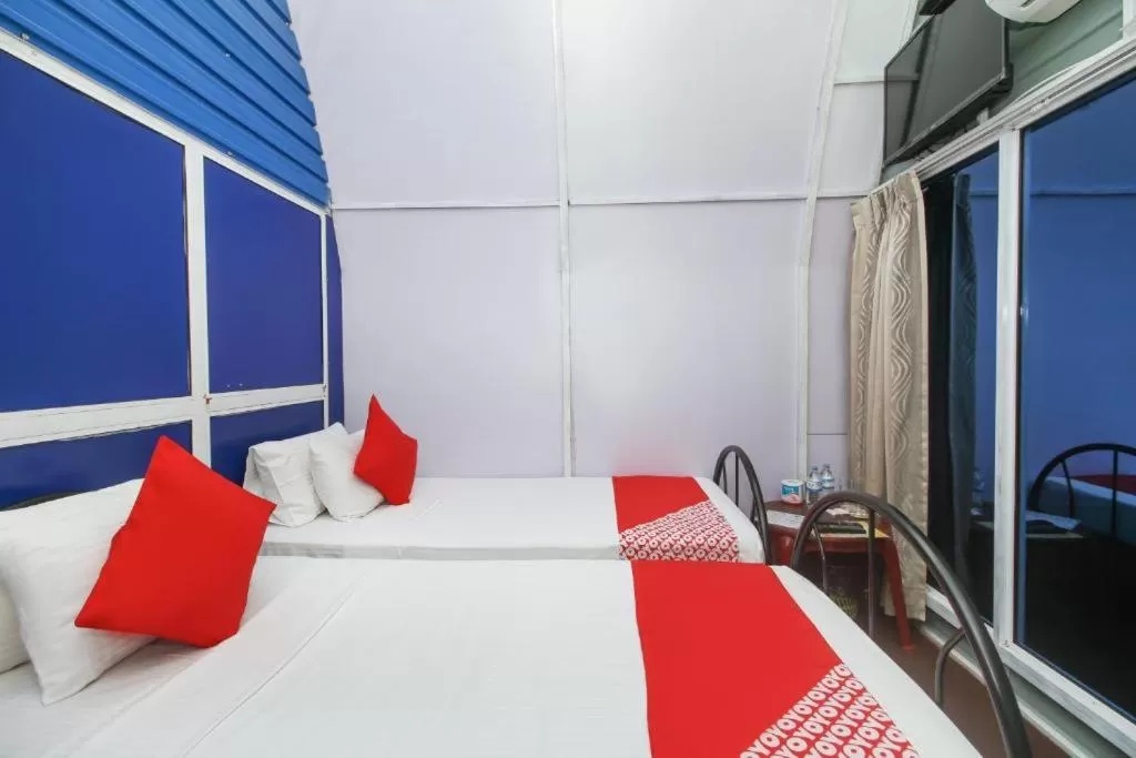 Bed in Airport A4 Transit Hub - Eco Chalets - FREE SHUTTLE SERVICE 24HRS