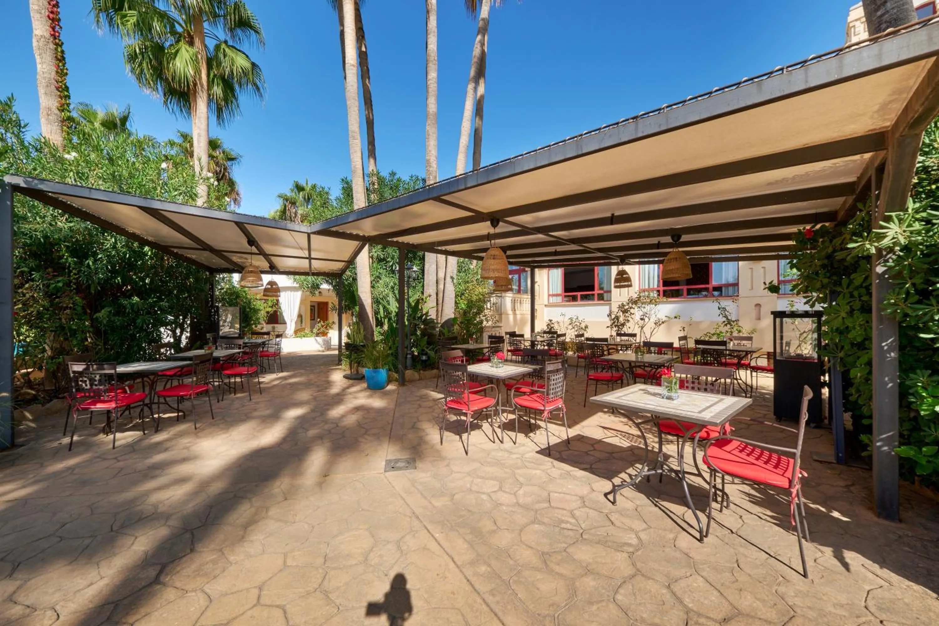 Restaurant/places to eat in Hotel Ciutat Jardi