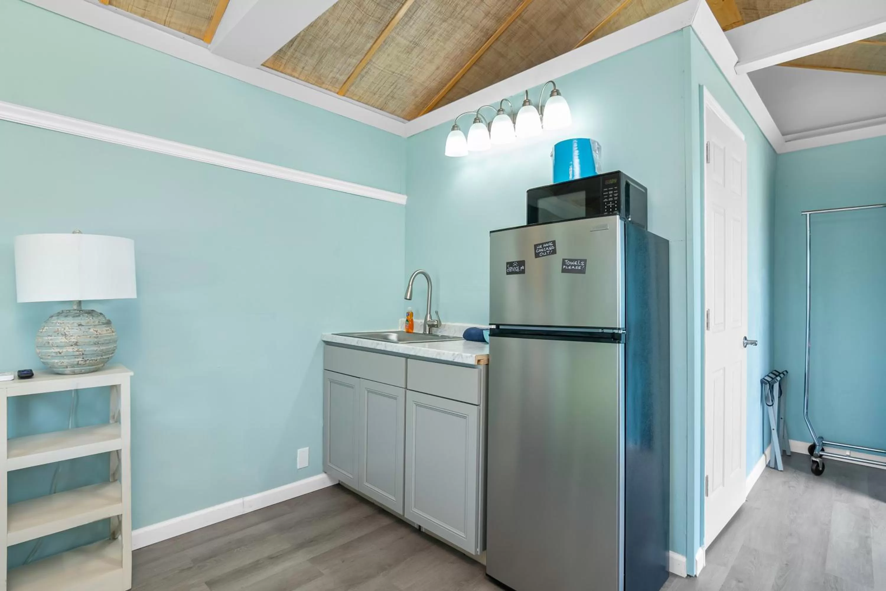 Kitchen or kitchenette in Latitude 26 Waterfront Resort and Marina