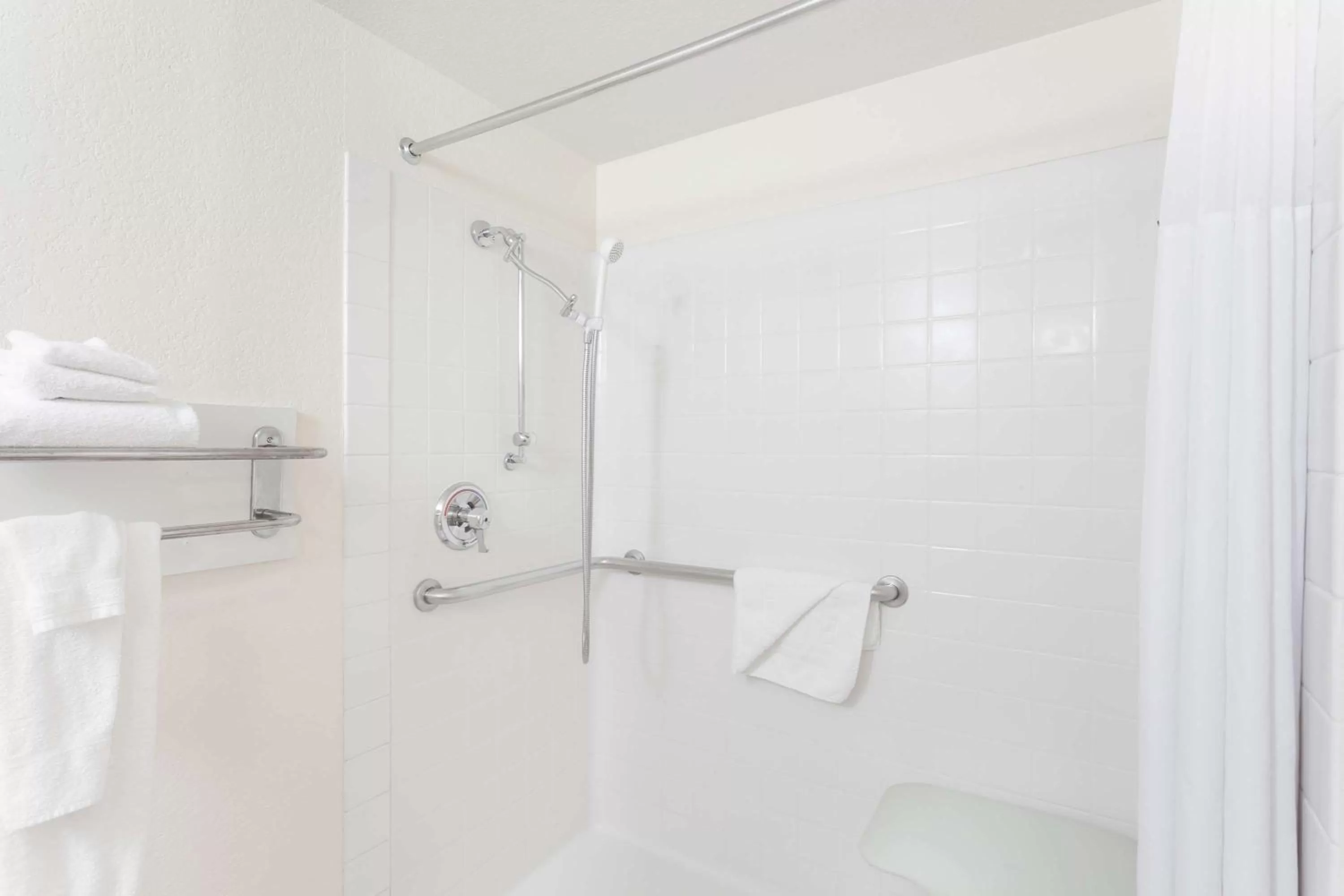 Double Room with Mobility/Hearing Impaired Access - Non-Smoking in Days Inn by Wyndham San Marcos