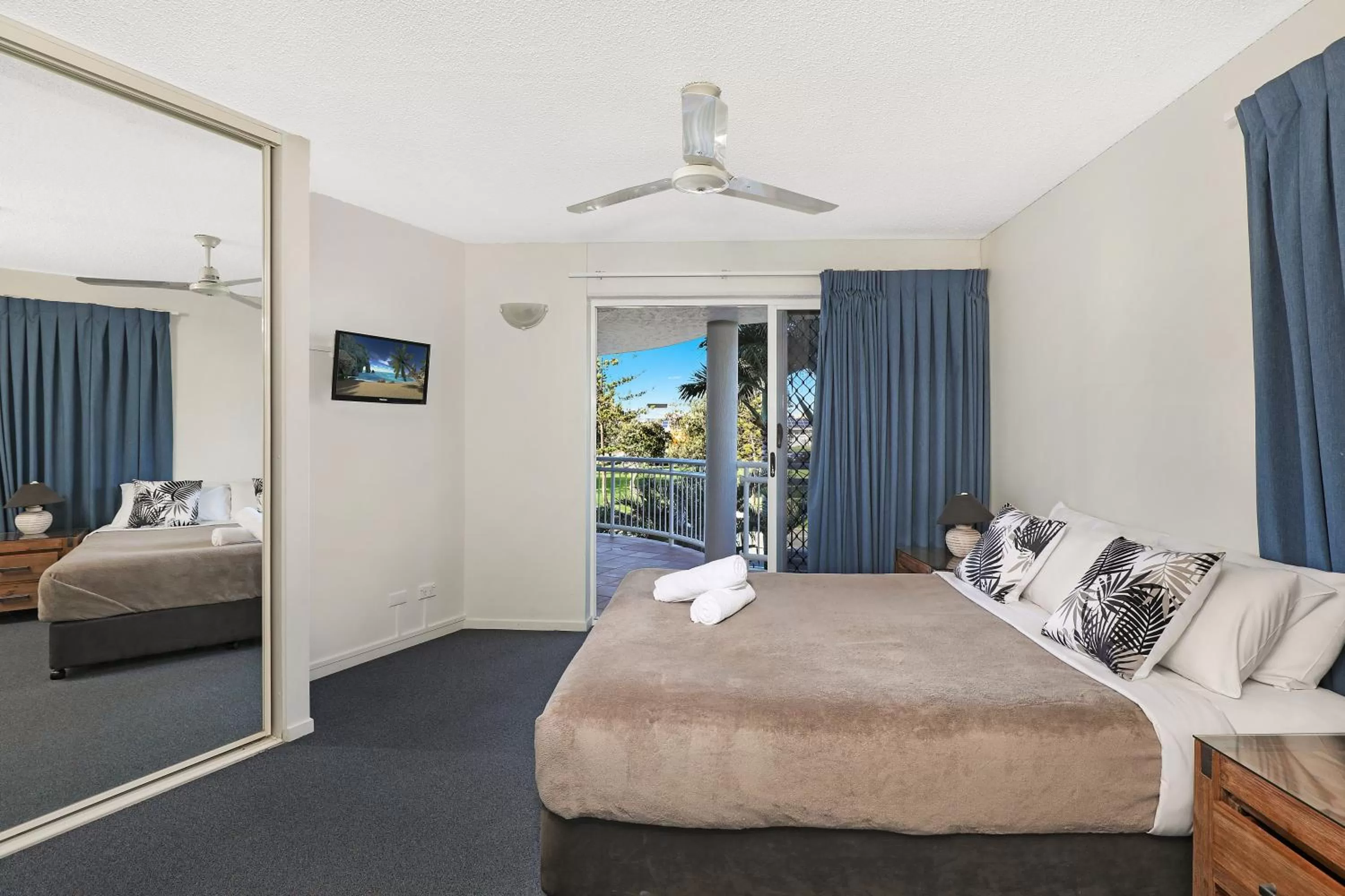 Bedroom, Bed in Beachside Resort Kawana Waters