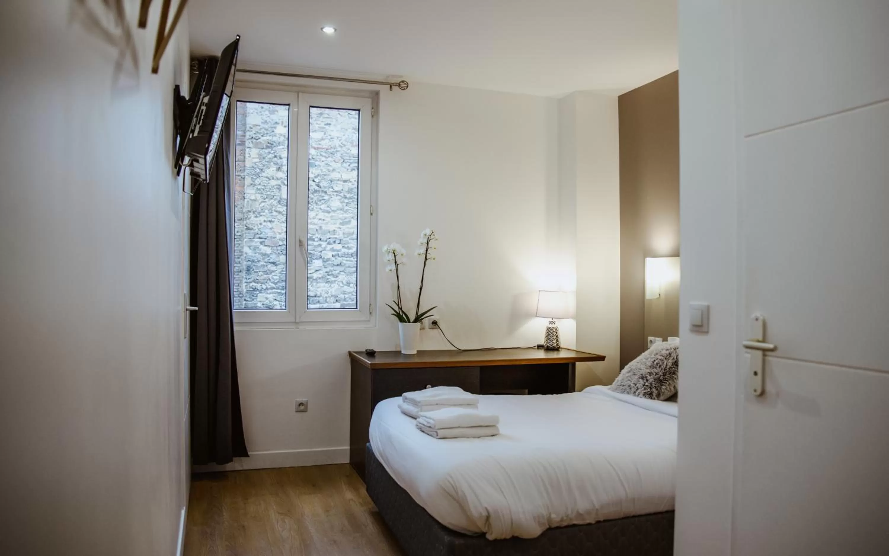 Bed in Hôtel des Arcades