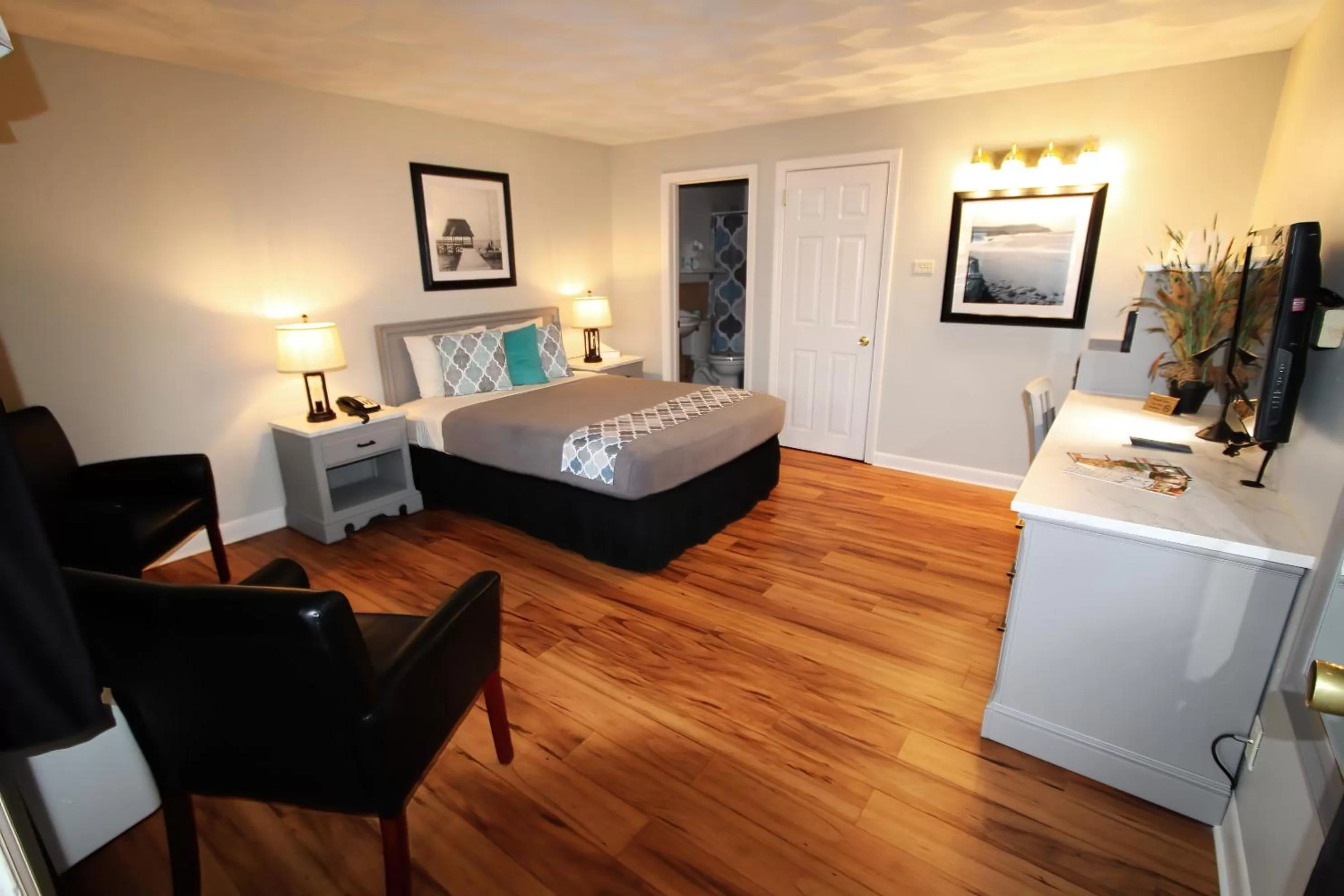 Bed in Colonial Inn Seekonk