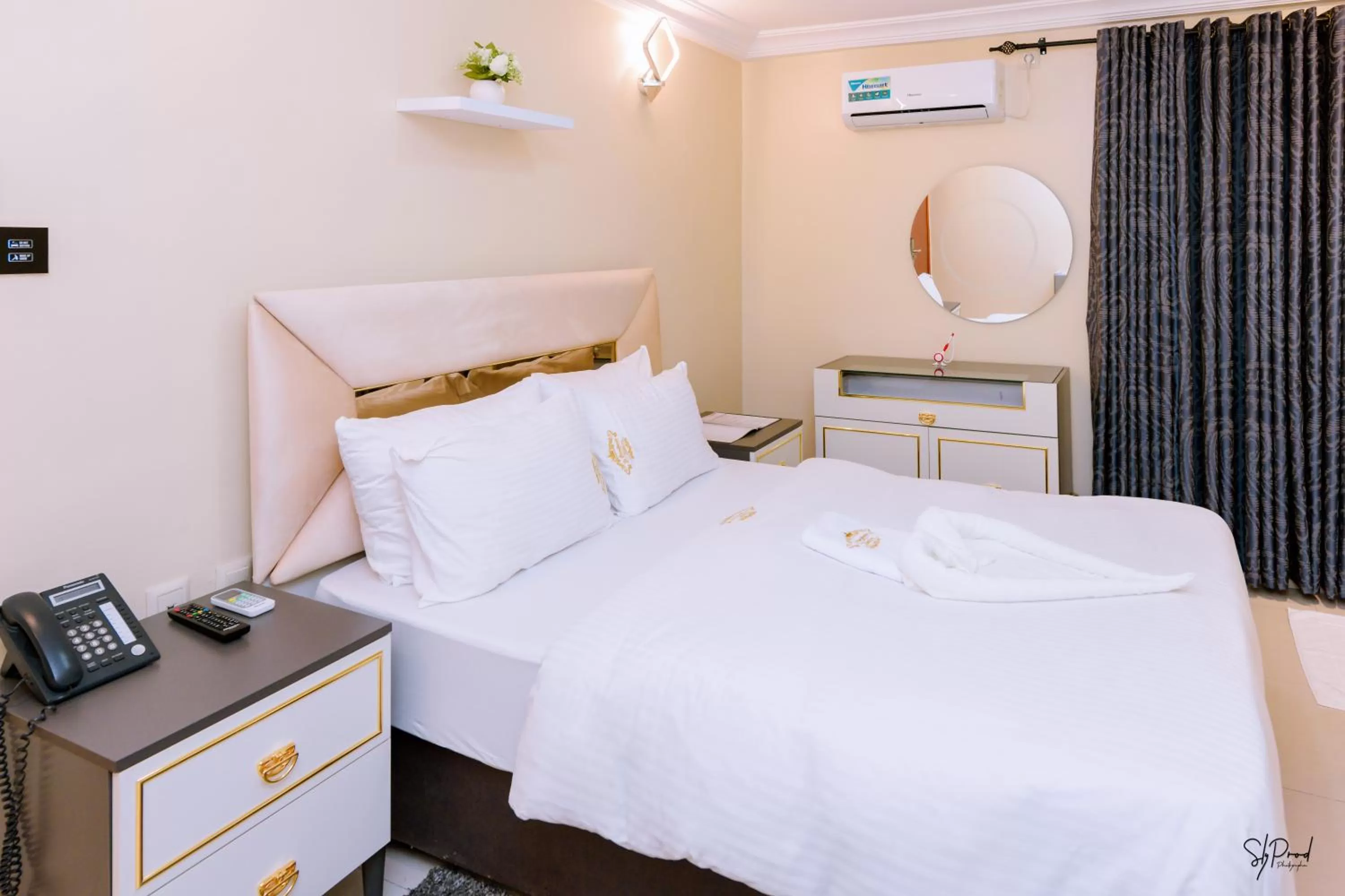 Photo of the whole room, Bed in Hôtel La Principauté Douala Bonapriso