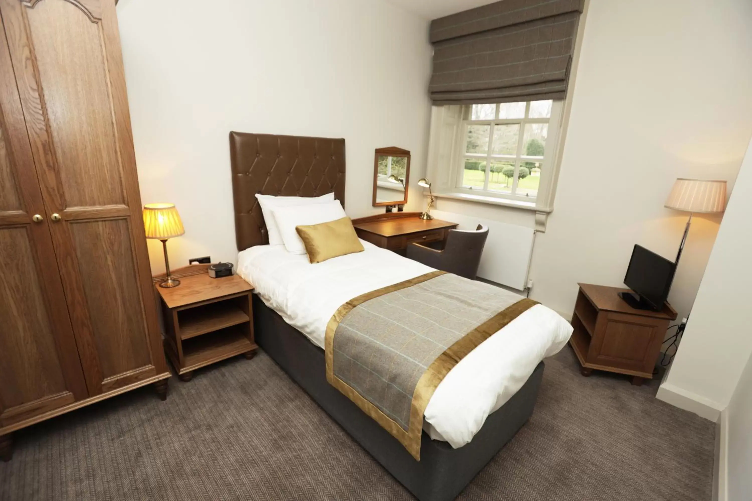 Standard Single Room in Chicheley Hall Standard Single Room in Chicheley Hall