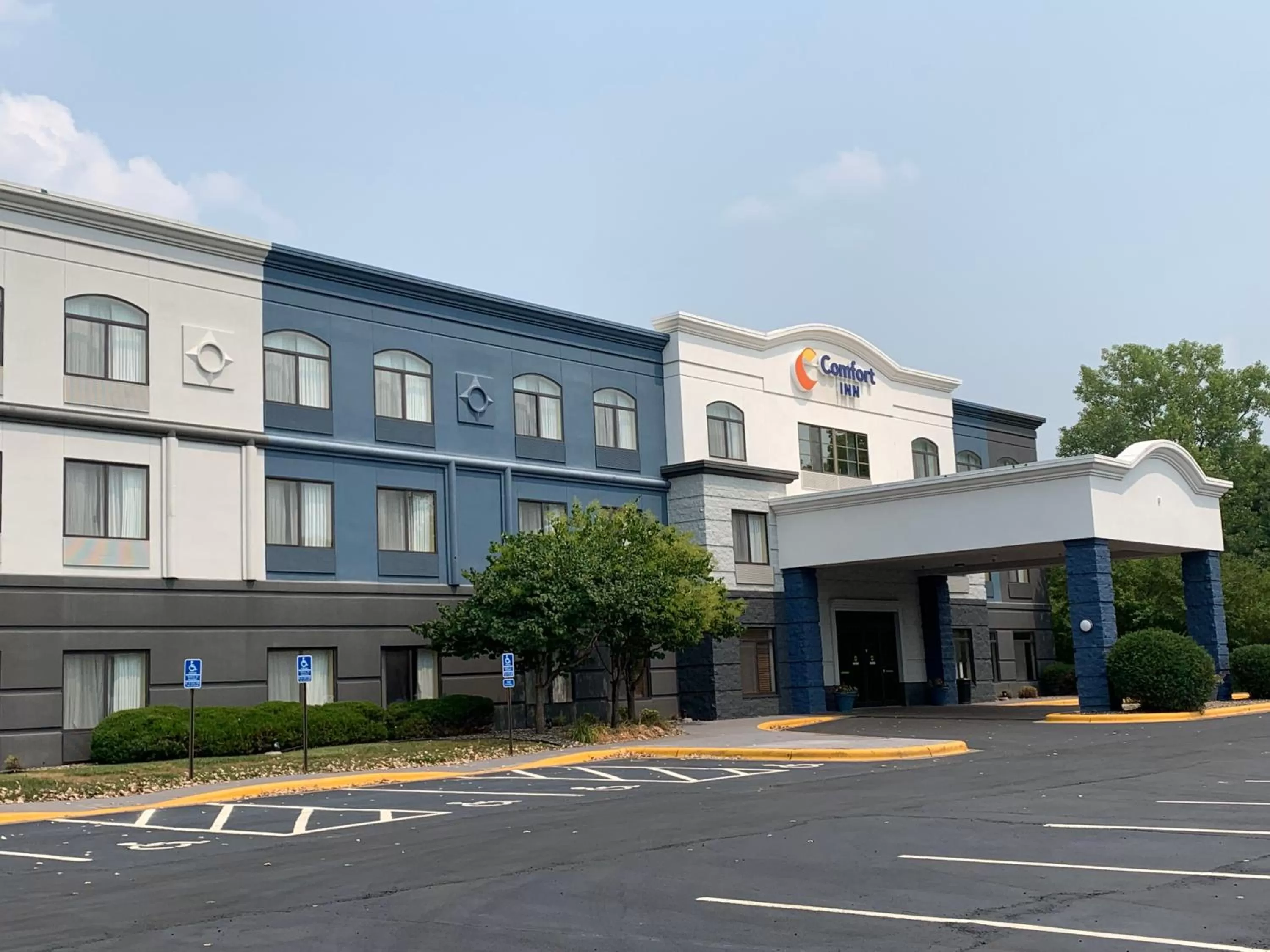 Property building in Comfort Inn Saint Paul East