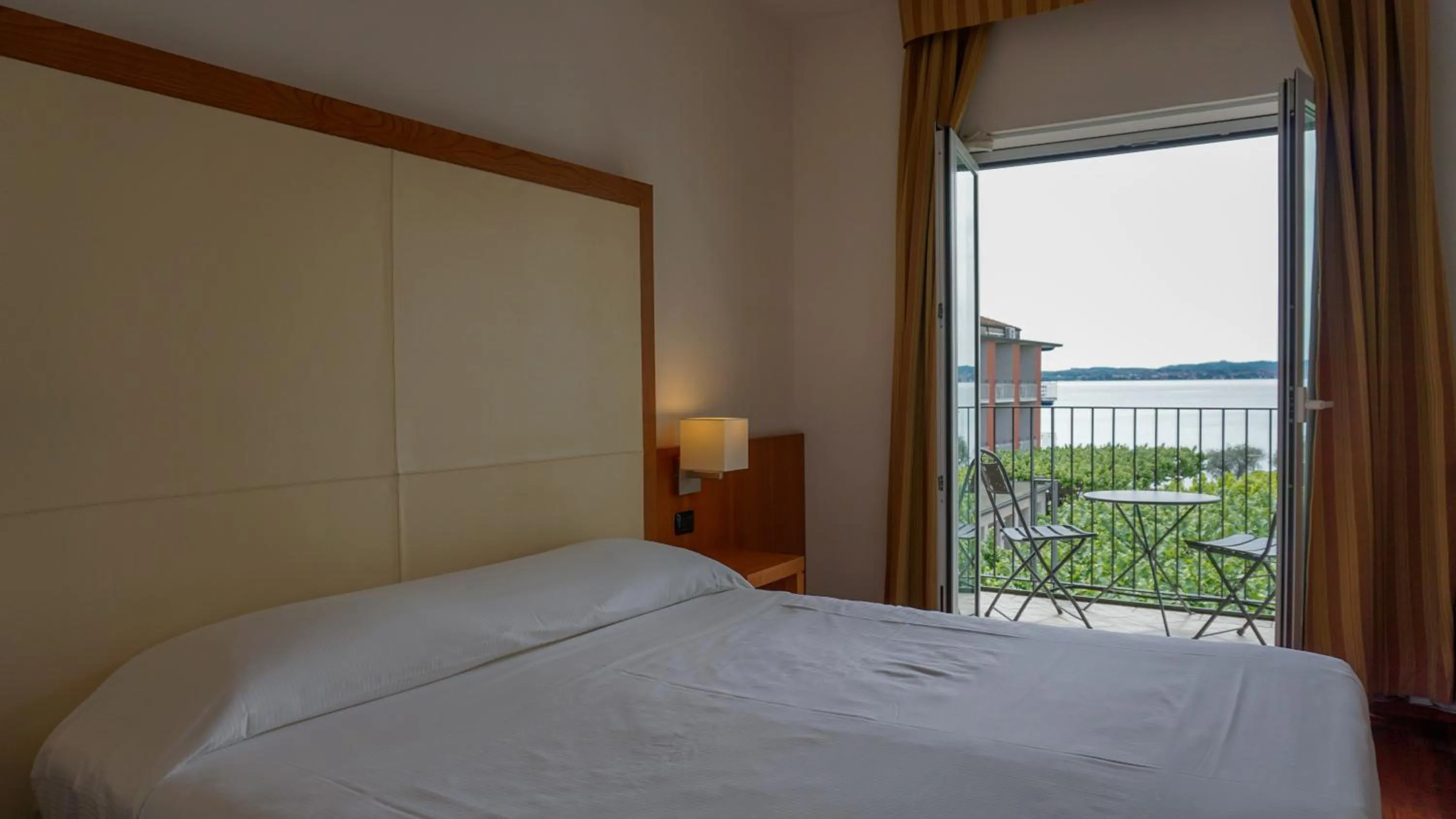 Restaurant/places to eat, Bed in Hotel Mavino