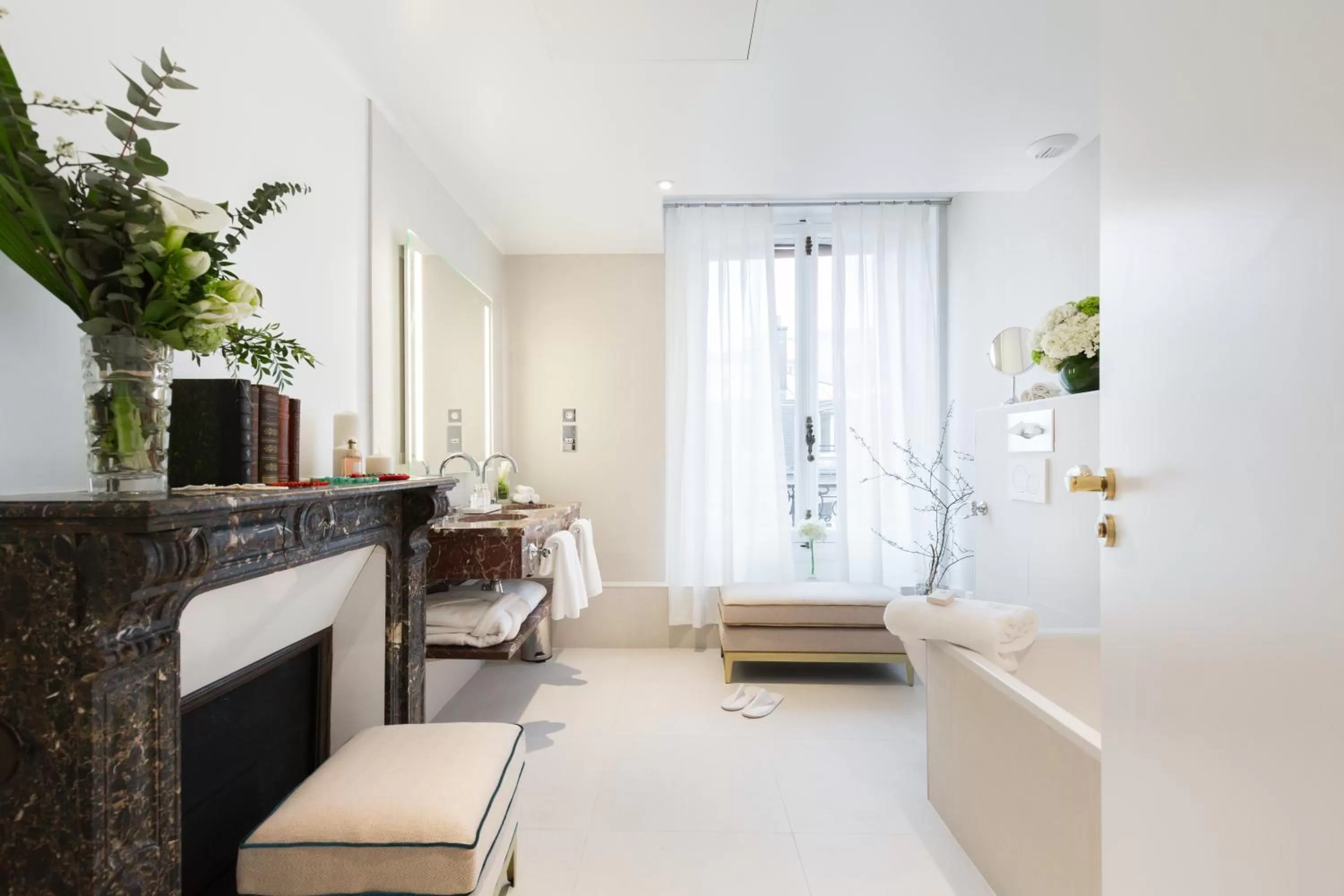 Bathroom, Bed in Hôtel Alfred Sommier