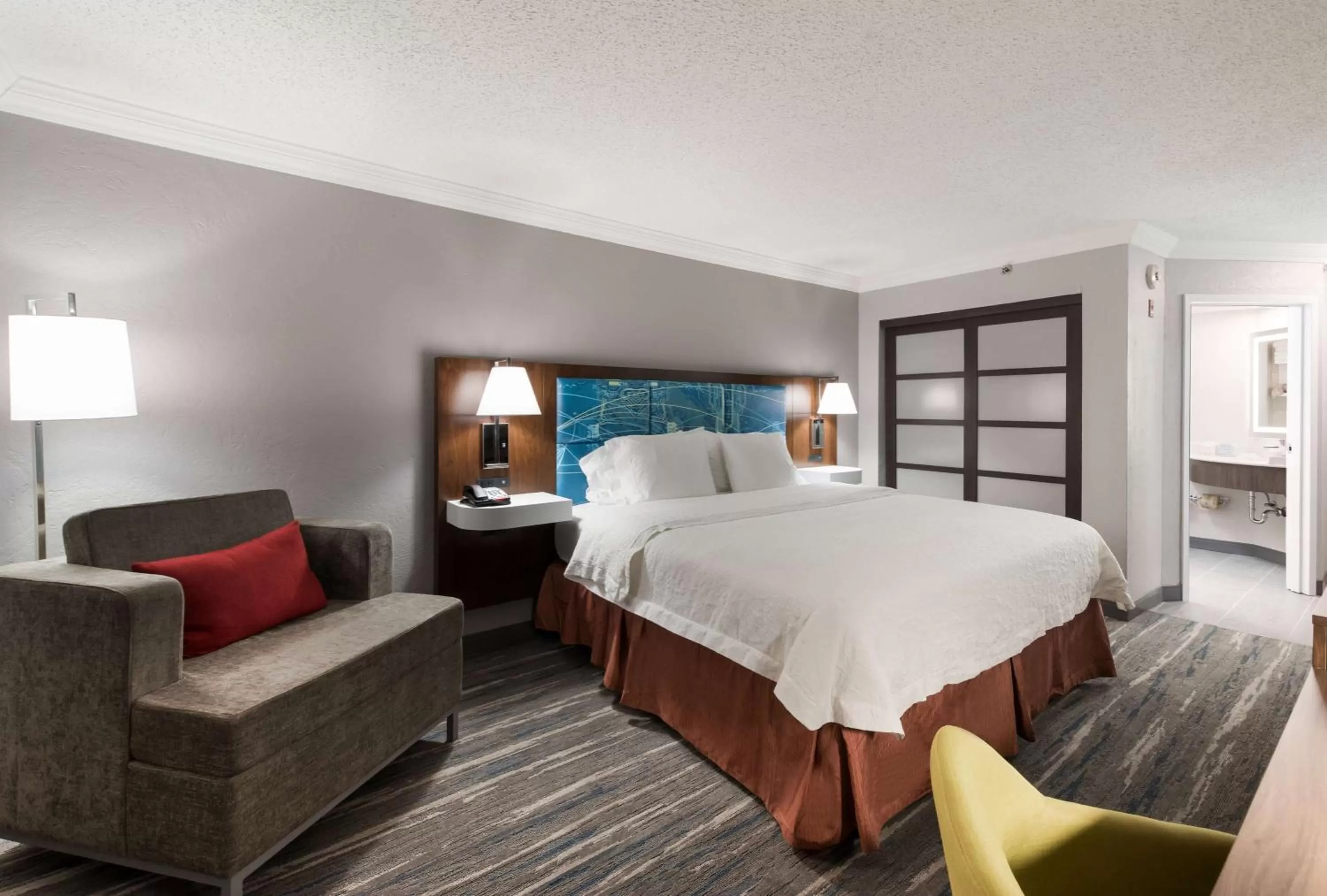 Living room, Bed in Hampton Inn & Suites Chicago-Hoffman Estates