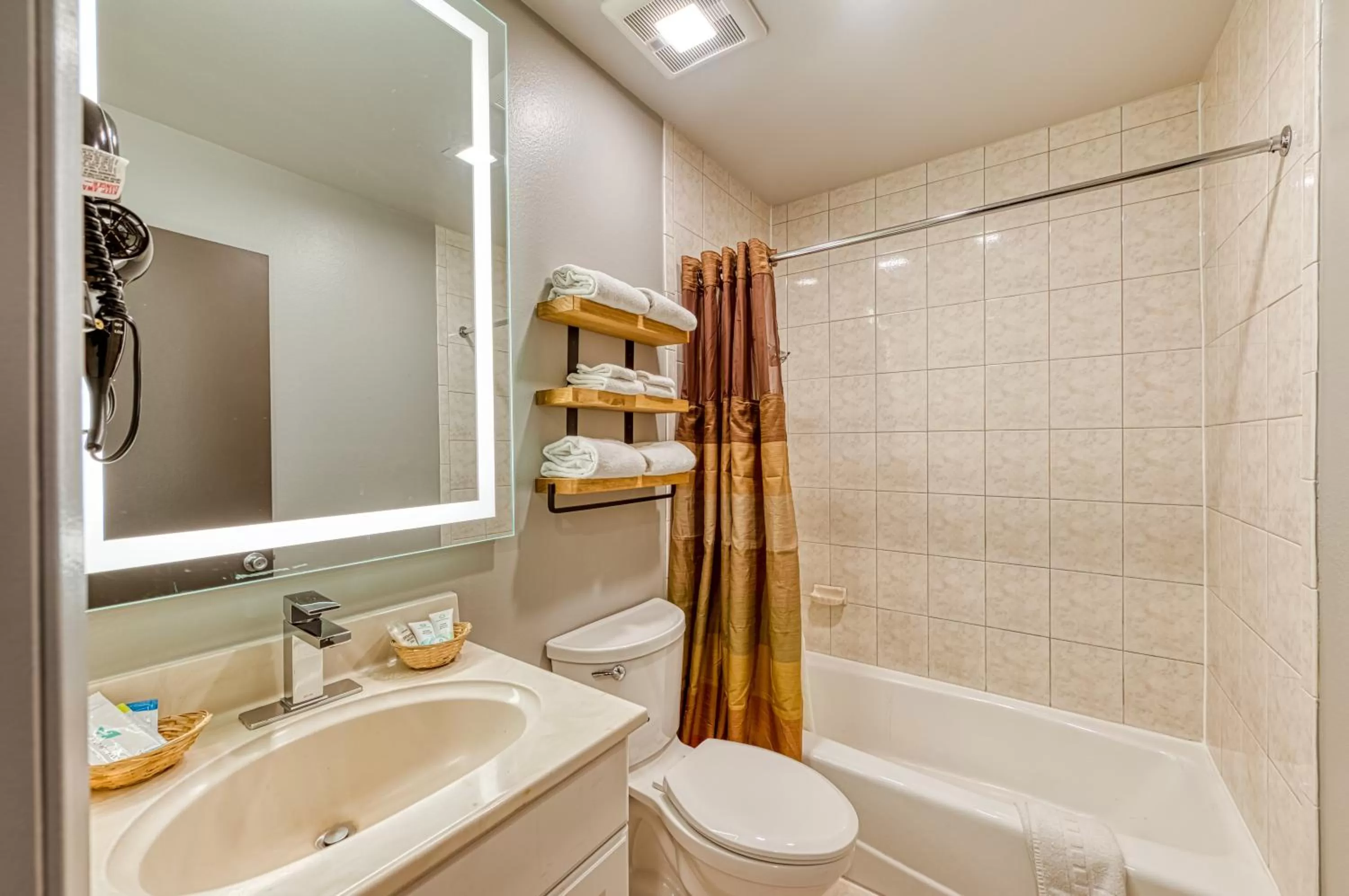 Shower in La Mirage Inn - Hollywood